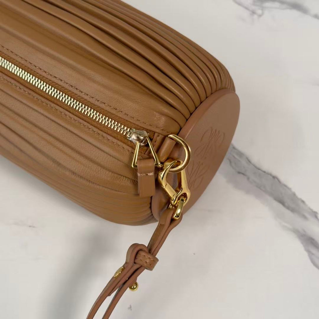 LOEWE 26S BRACELET POUCH BAG 25 IN BROWN CALFSKIN