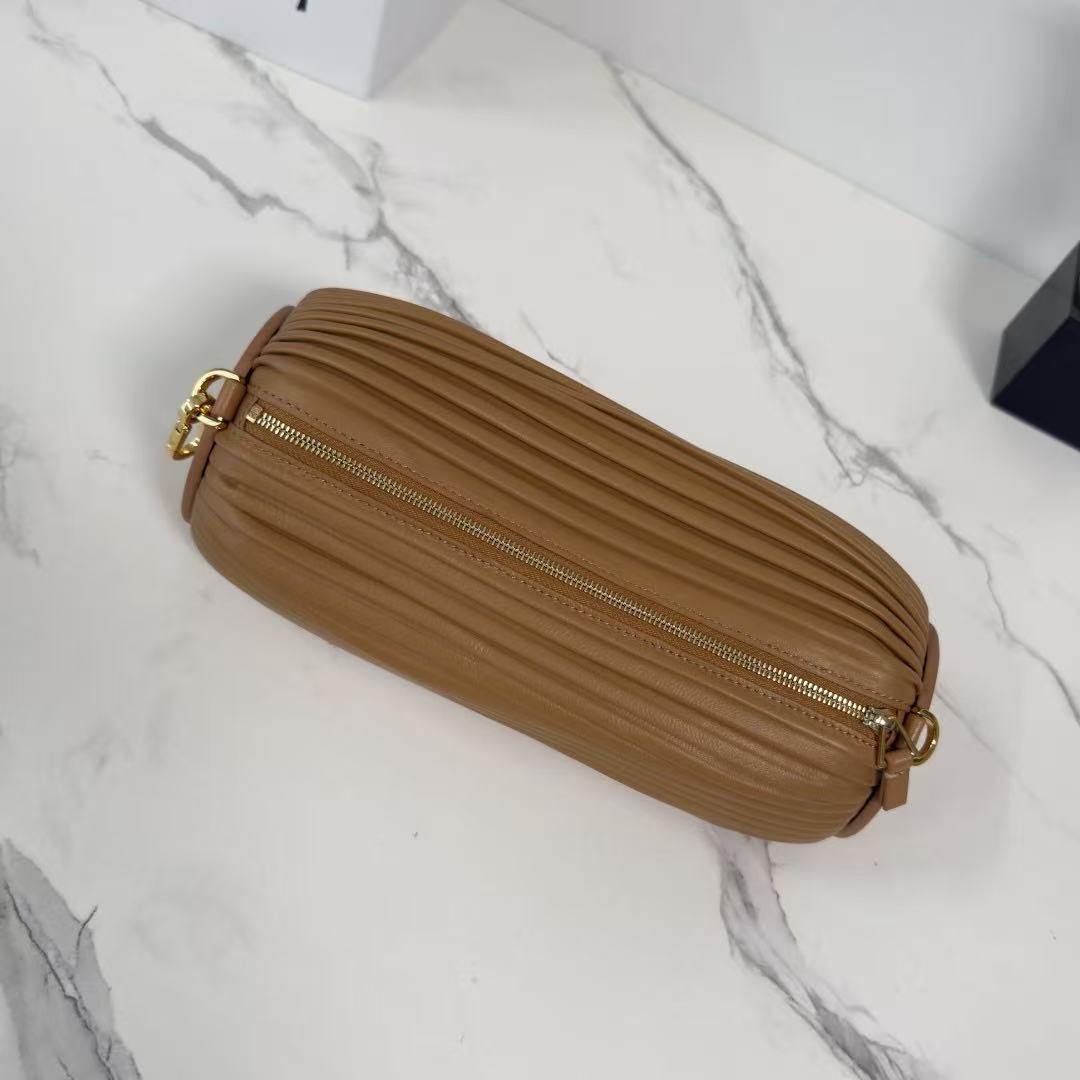 LOEWE 26S BRACELET POUCH BAG 25 IN BROWN CALFSKIN