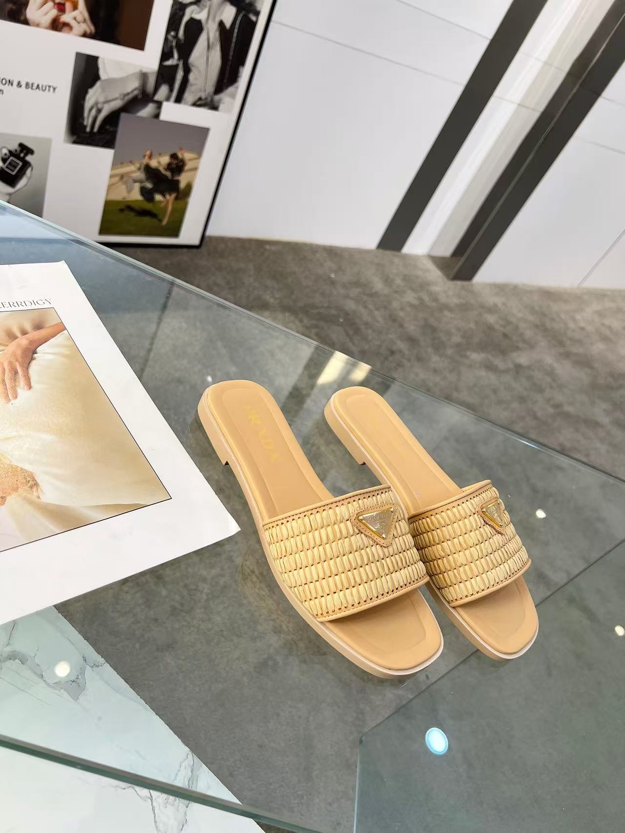 PRADA 26S SLIDE SANDALS IN NATURAL RAFFIA LEATHER TRIMMED