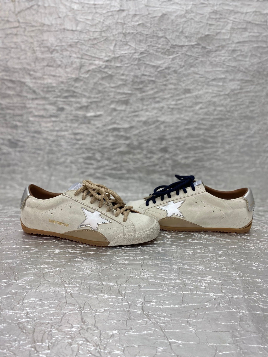 GOLDEN GOOSE SNEAKERS IN LIGHT GRAY SUEDE WITH SILVER METALLIC STAR