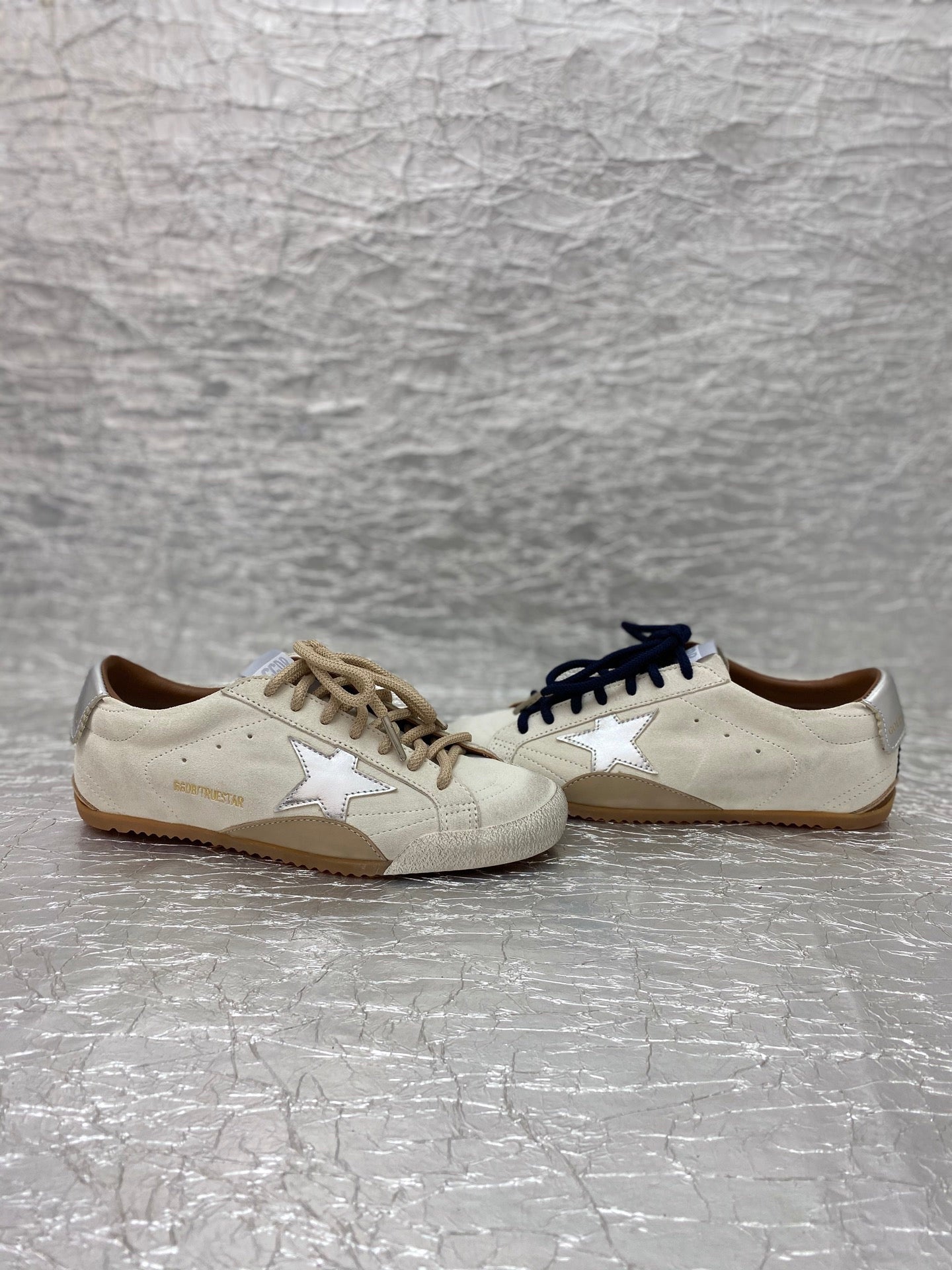 GOLDEN GOOSE SNEAKERS IN LIGHT GRAY SUEDE WITH SILVER METALLIC STAR