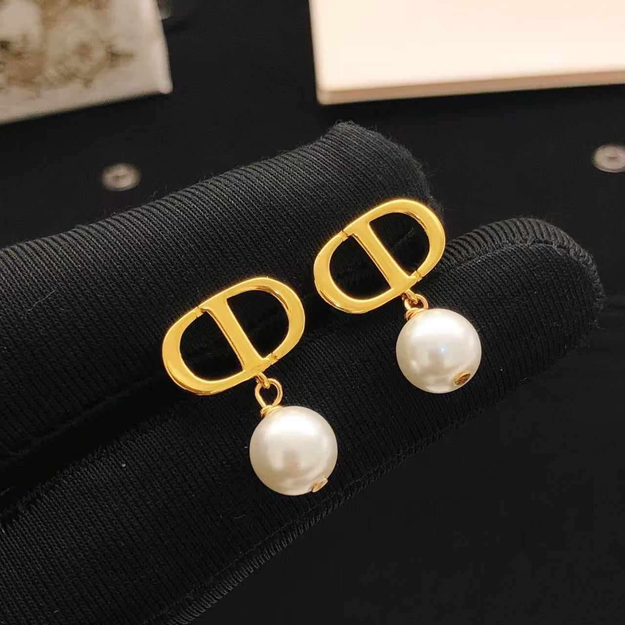 CD 26S PEARL DROP EARRINGS IN GOLD TONE METAL