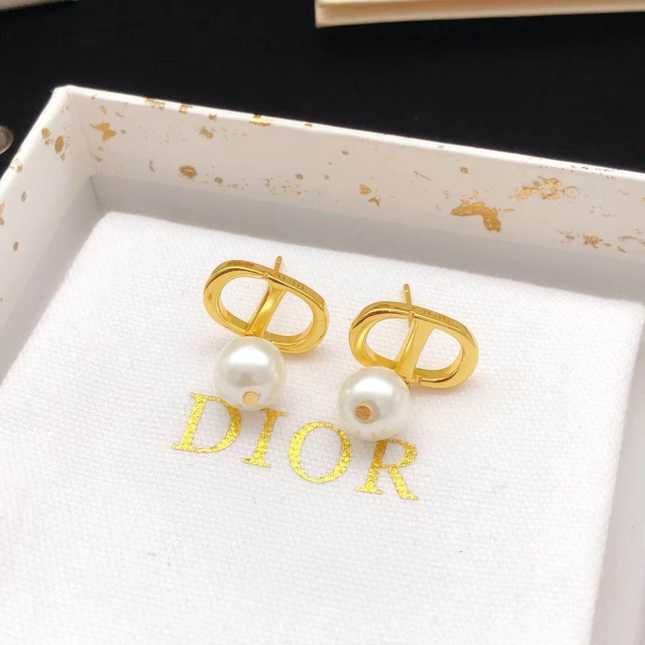 CD 26S PEARL DROP EARRINGS IN GOLD TONE METAL