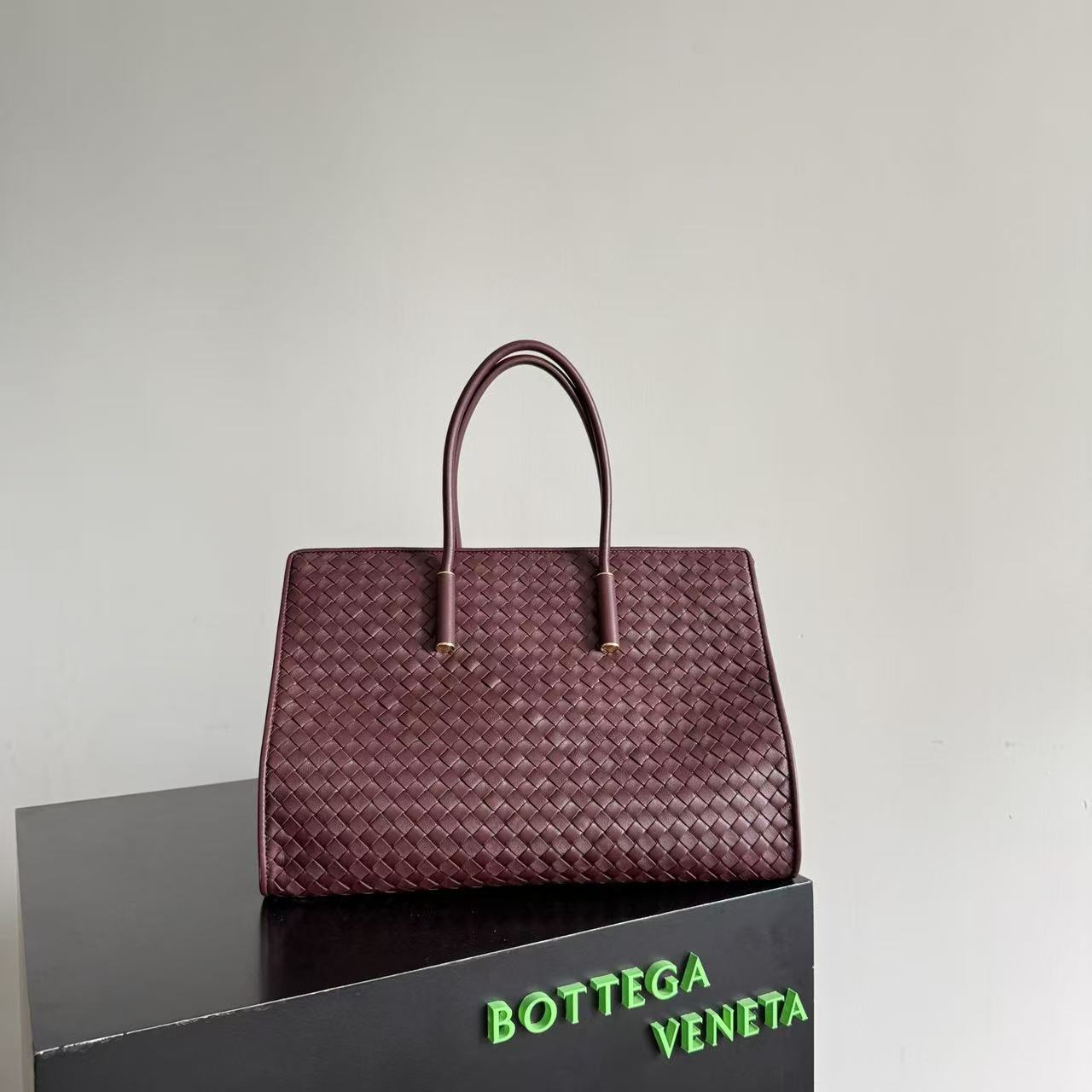 BOTTEGA BARBARA TOTE BAG IN BURGUNDY RED WOVEN LEATHER
