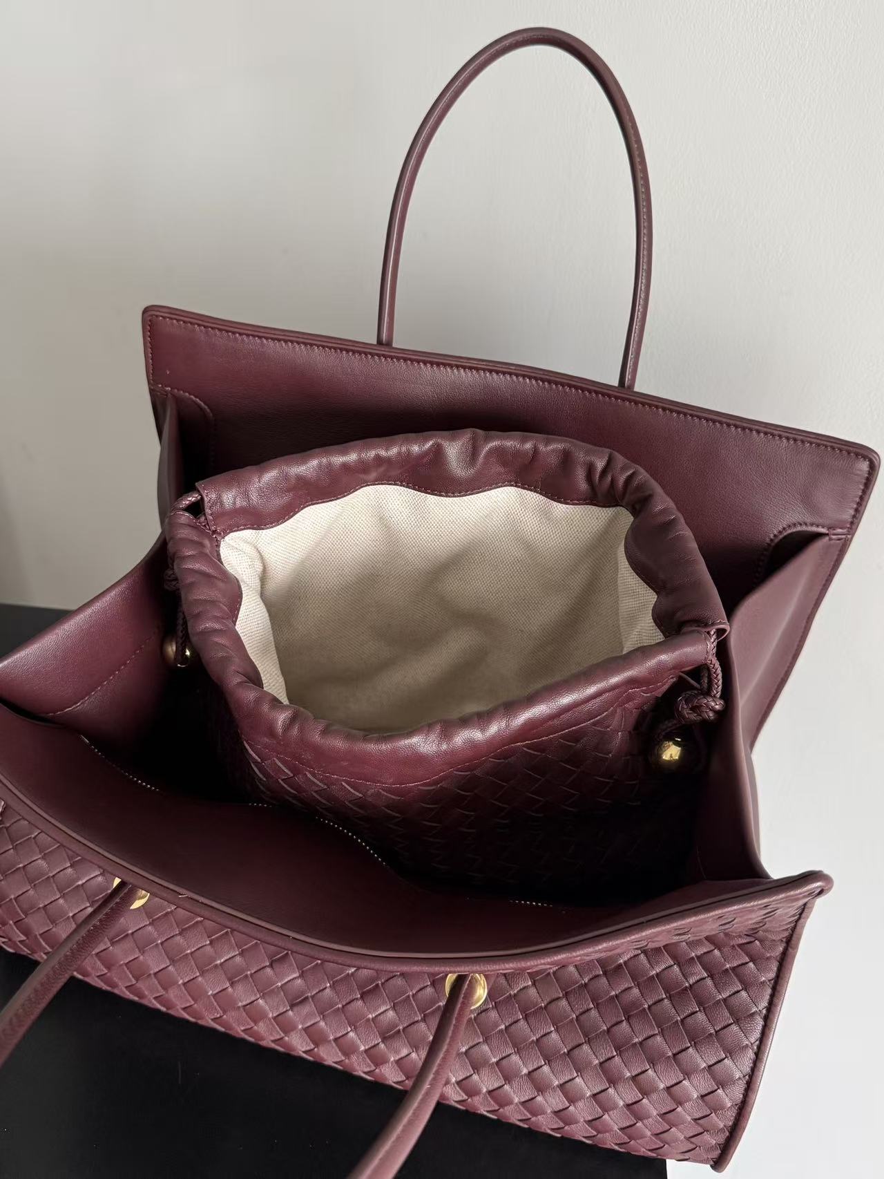 BOTTEGA BARBARA TOTE BAG IN BURGUNDY RED WOVEN LEATHER