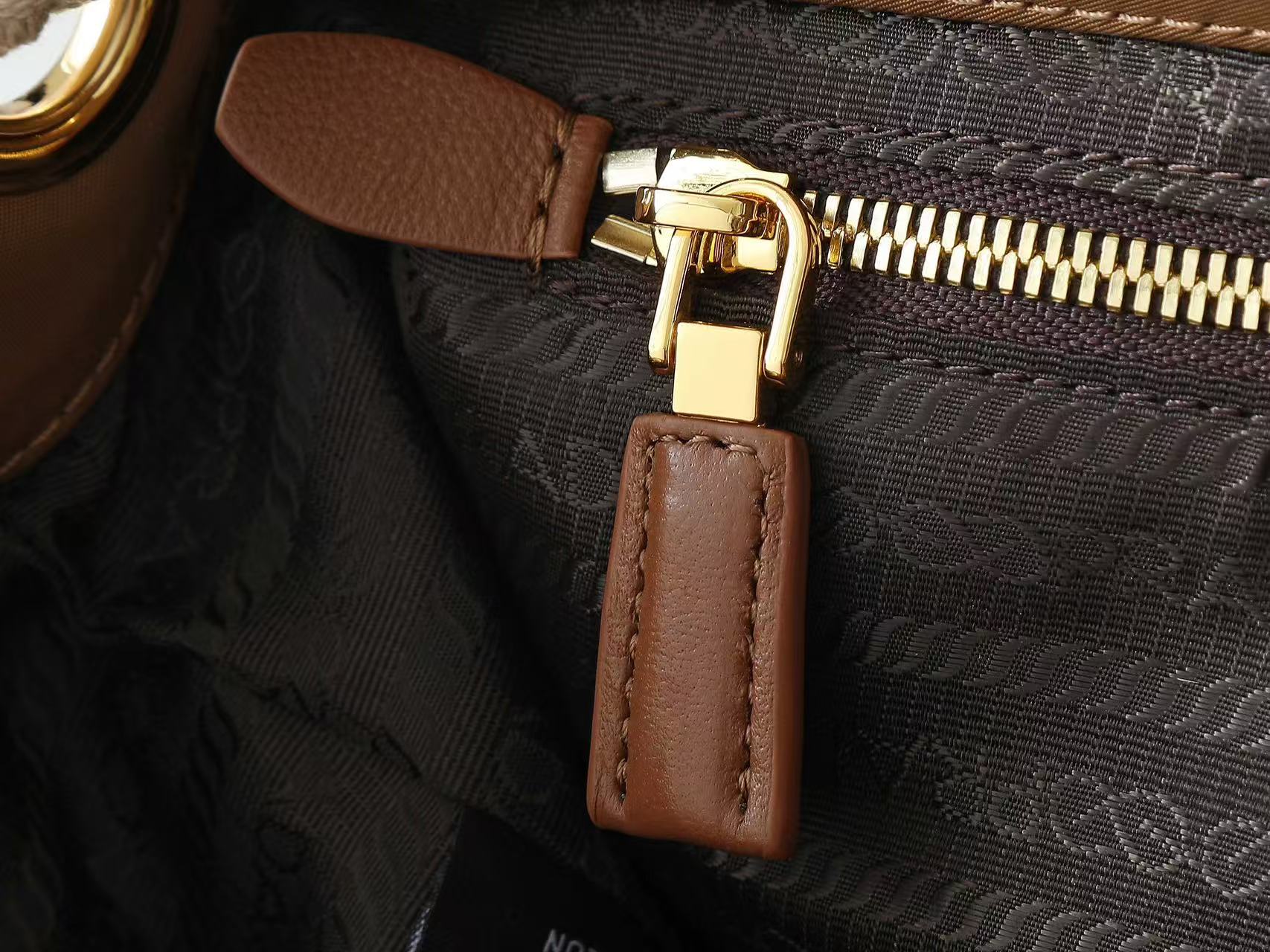 PRADA 26S BUCKET BAG IN BROWN RENYLON