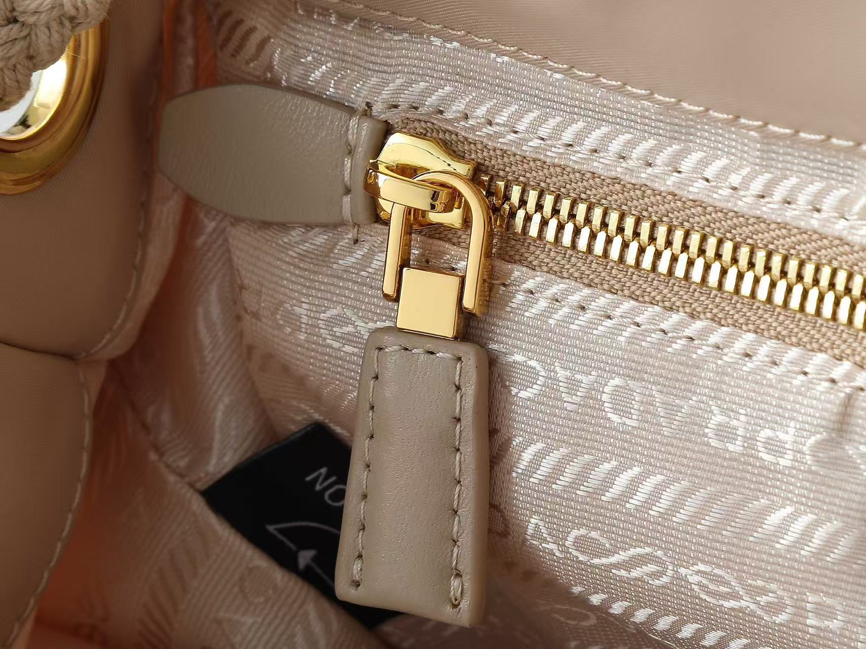 PRADA 26S BUCKET BAG IN BEIGE RENYLON