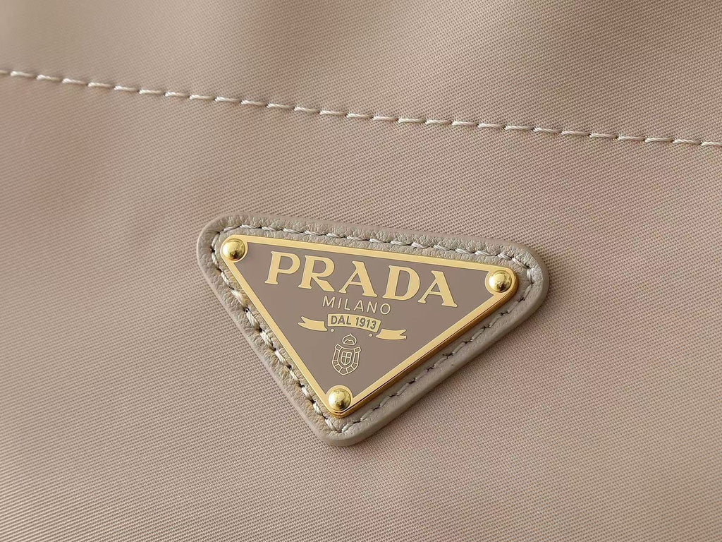 PRADA 26S BUCKET BAG IN BEIGE RENYLON