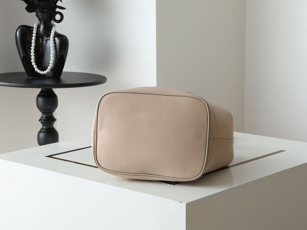 PRADA 26S BUCKET BAG IN BEIGE RENYLON