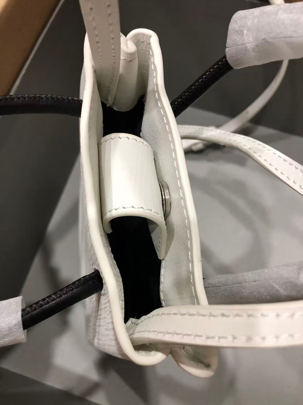 BALENCIAGA SHOPPING PHONE HOLDER 26S IN WHITE CAFLSKIN LEATHER