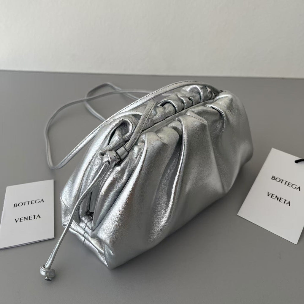BOTTEGA VENETA 26S POUCH BAG IN SILVER METALLIC LEATHER