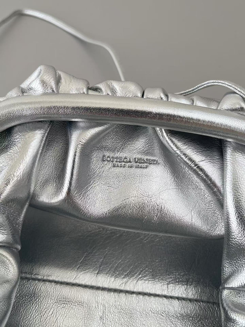 BOTTEGA VENETA 26S POUCH BAG IN SILVER METALLIC LEATHER