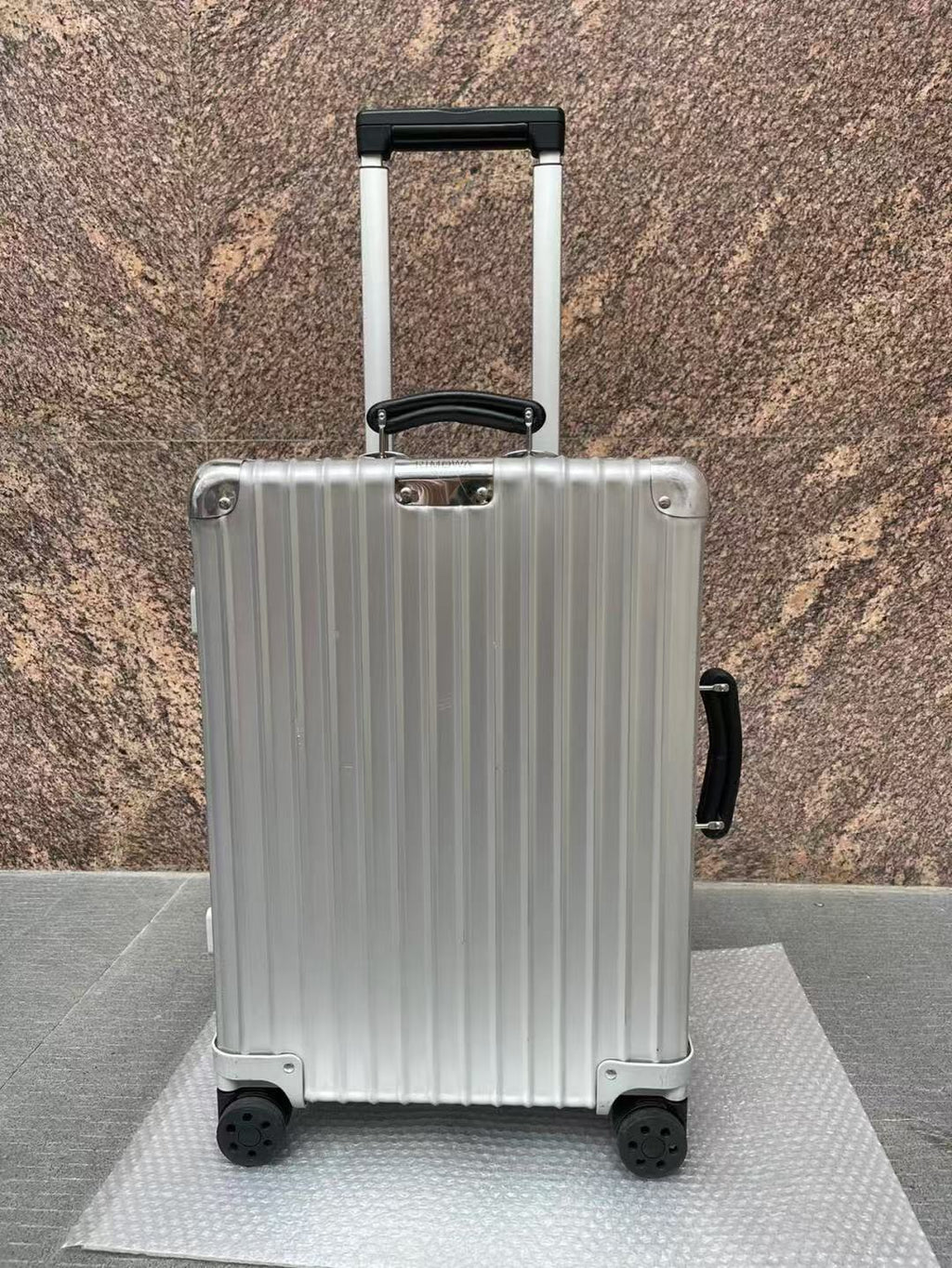RIMOWA SUITCASE IN SILVER 08626