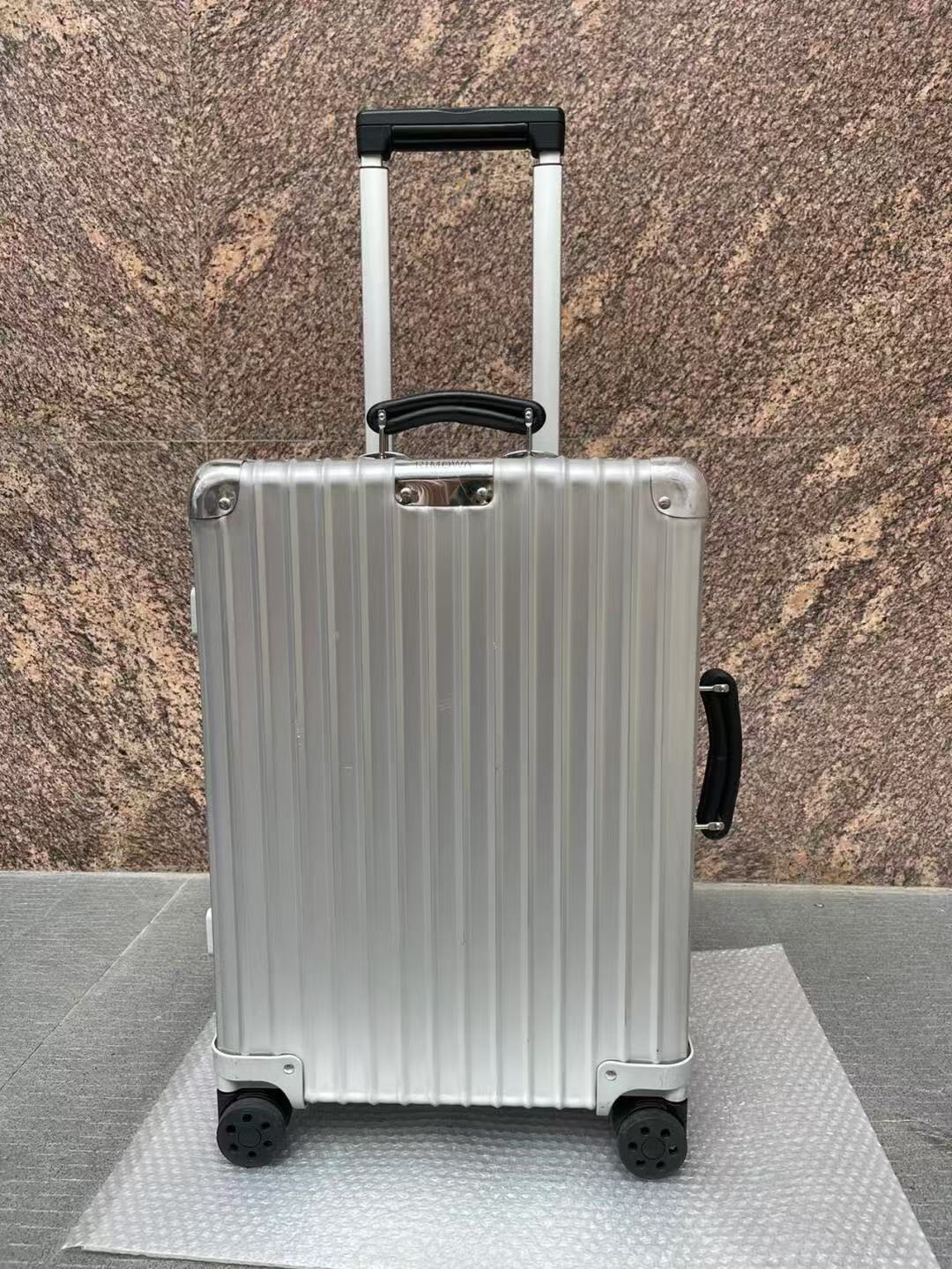 RIMOWA SUITCASE IN SILVER 08626
