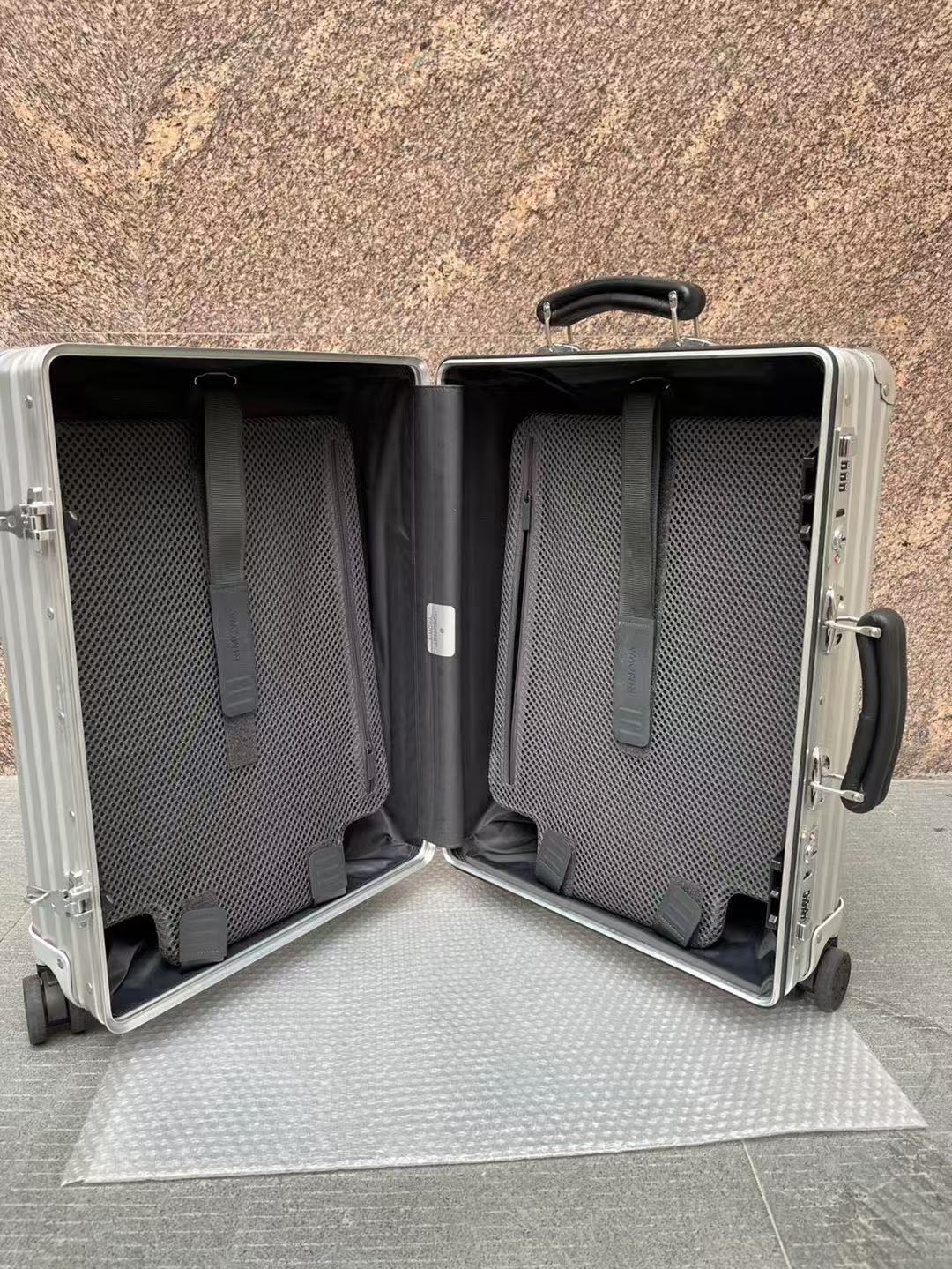 RIMOWA SUITCASE IN SILVER 08626