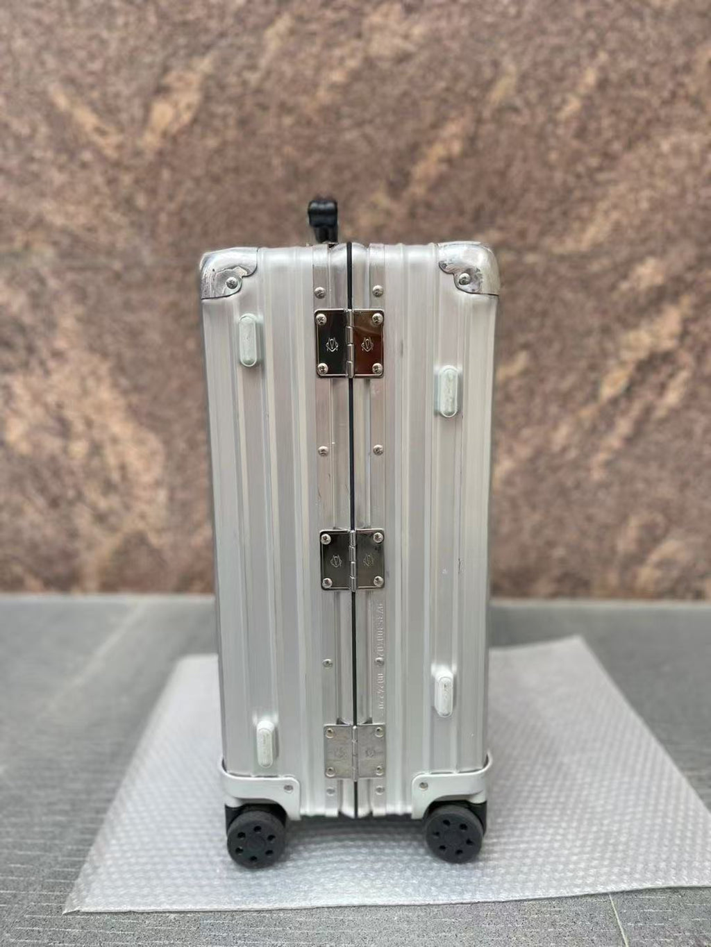 RIMOWA SUITCASE IN SILVER 08626