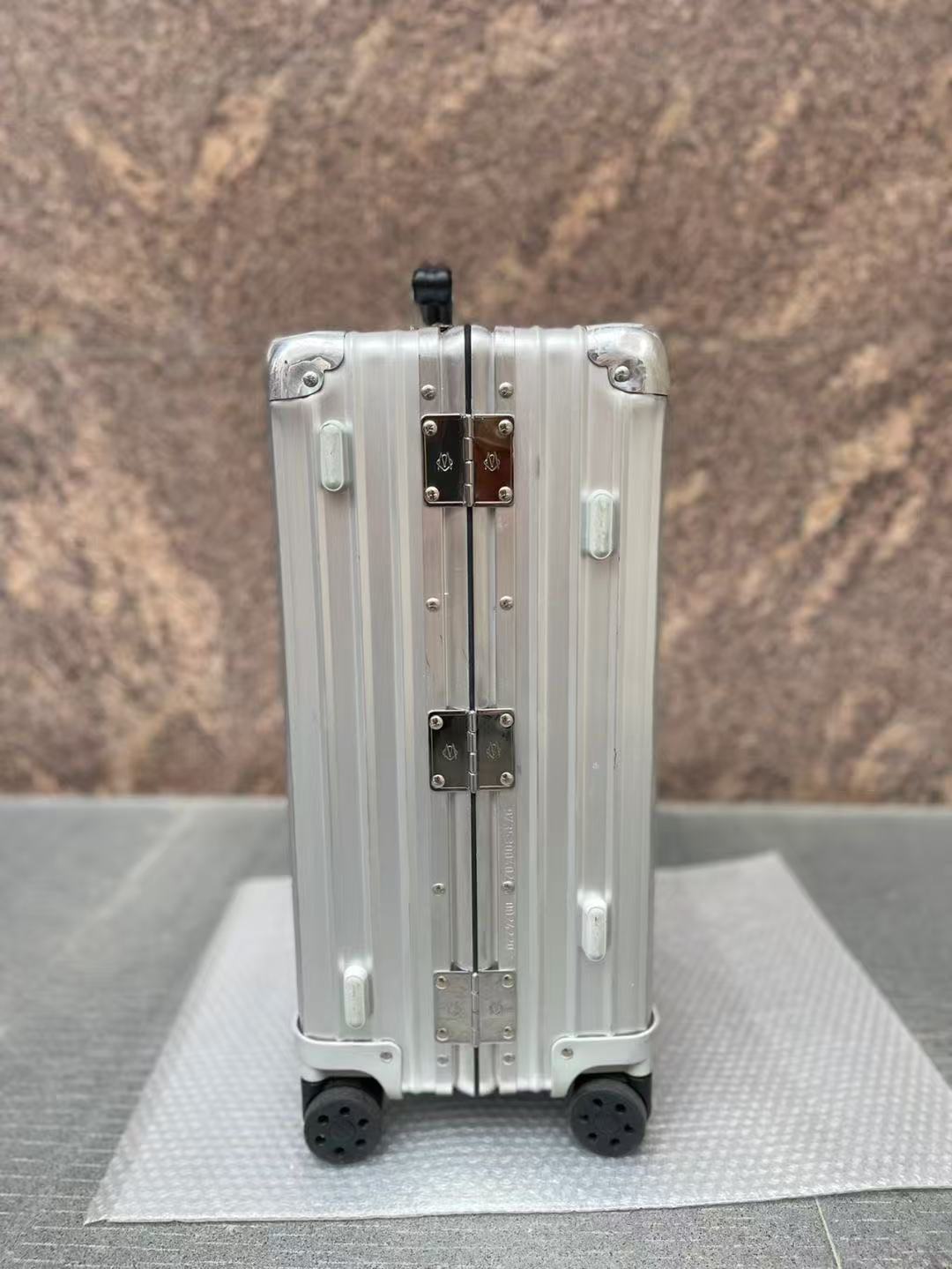 RIMOWA SUITCASE IN SILVER 08626