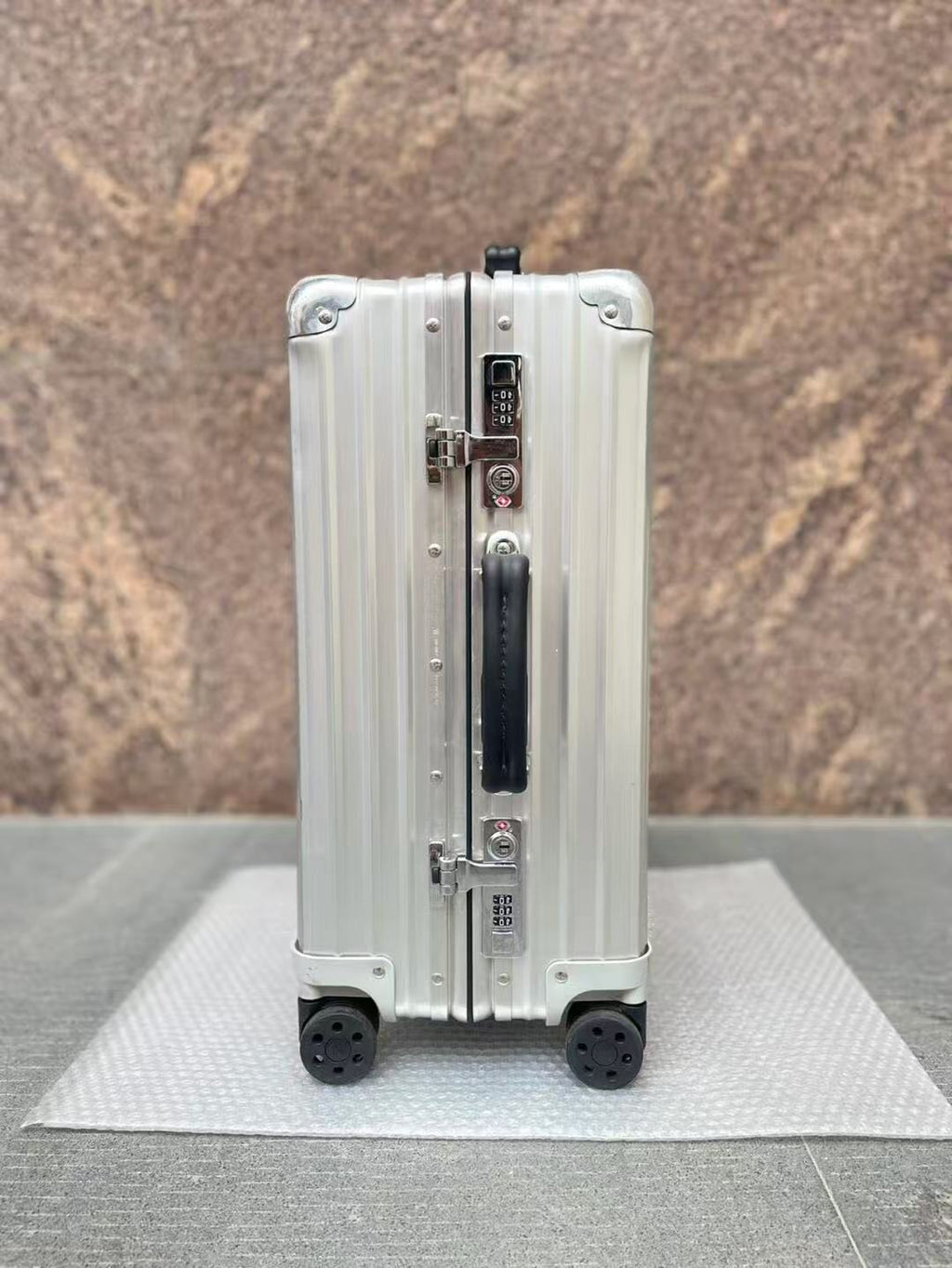 RIMOWA SUITCASE IN SILVER 08626