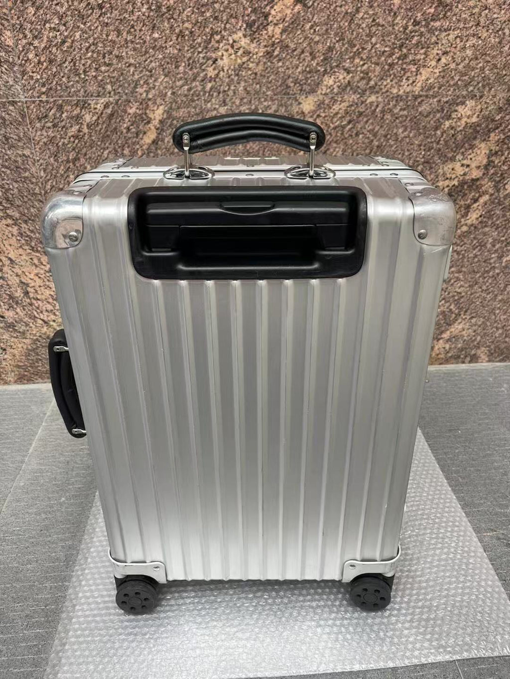 RIMOWA SUITCASE IN SILVER 08626