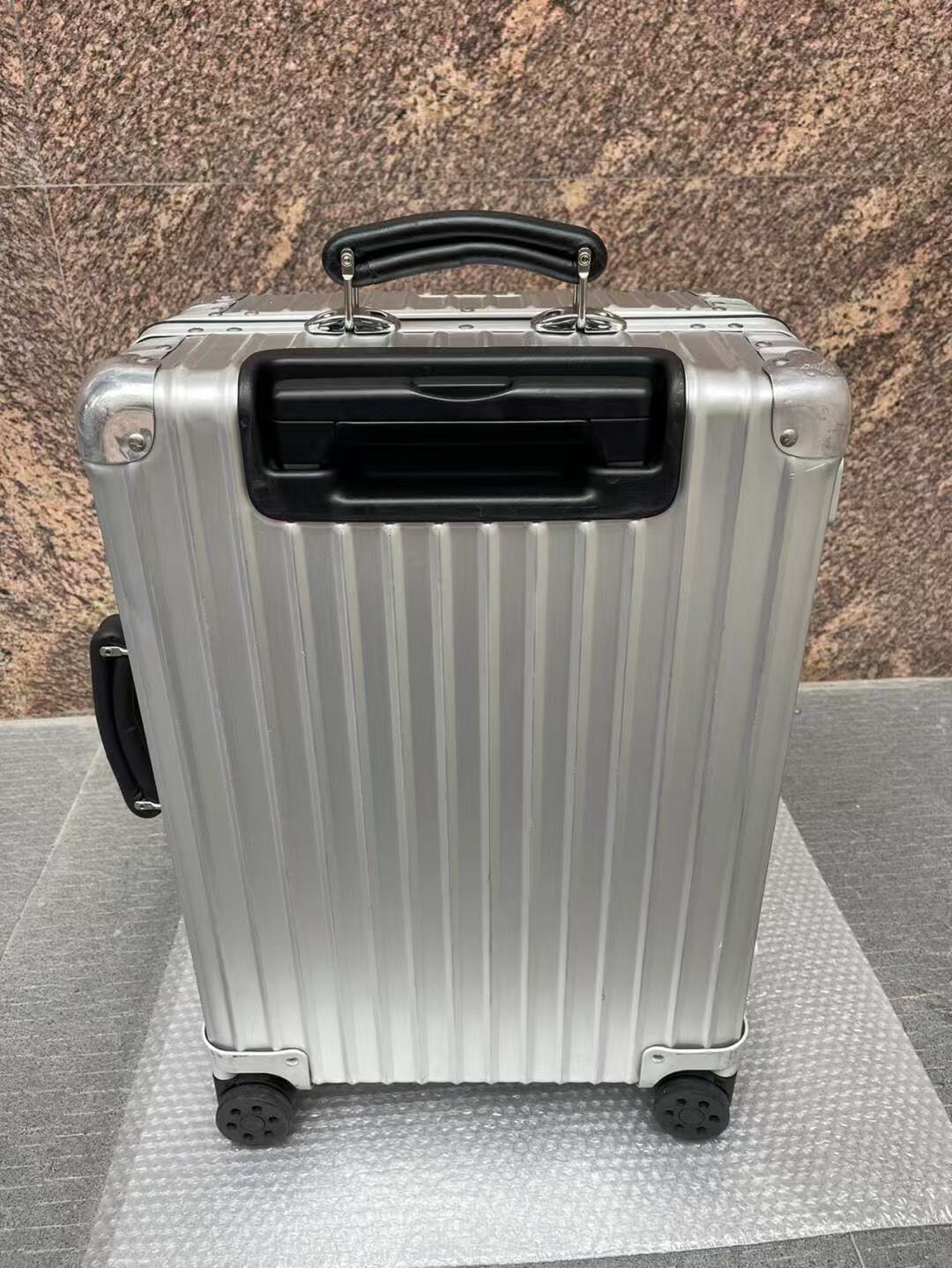 RIMOWA SUITCASE IN SILVER 08626