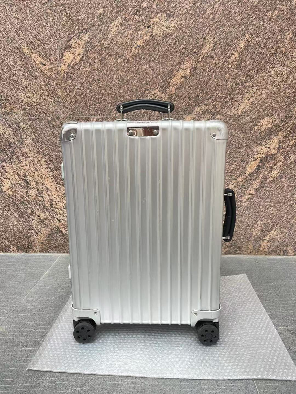 RIMOWA SUITCASE IN SILVER 08626