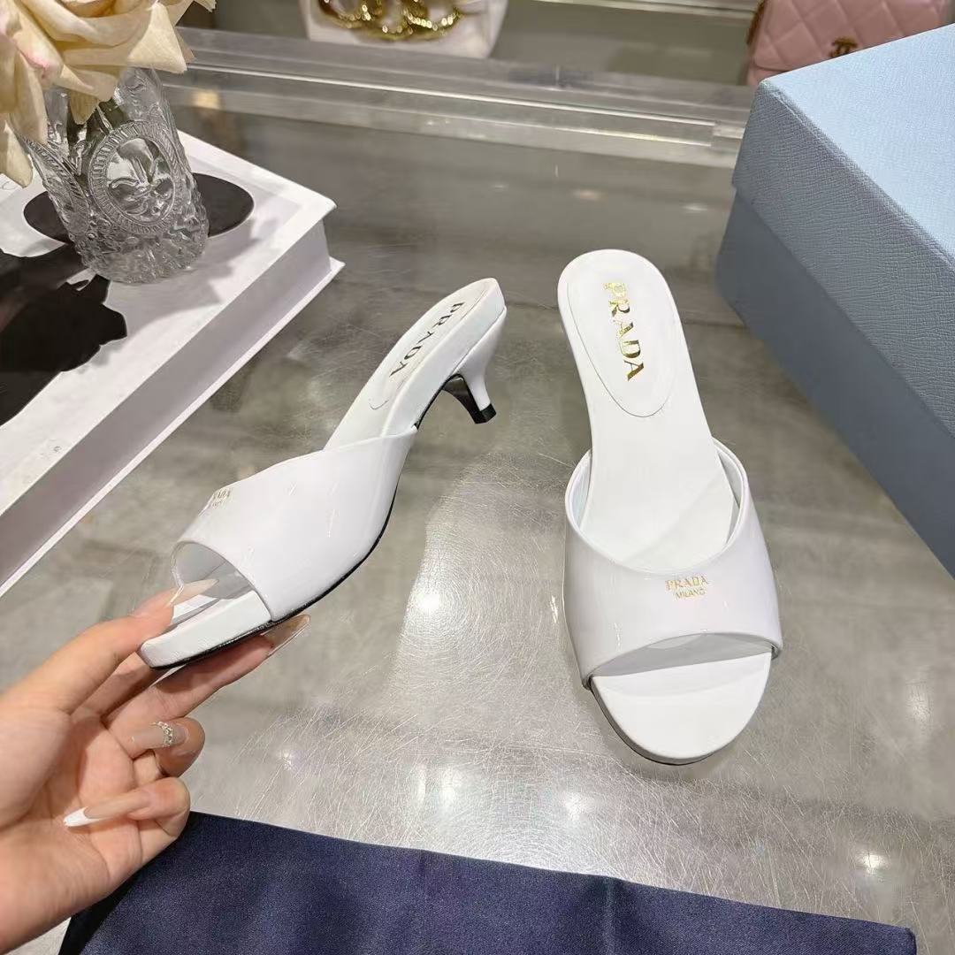 PRADA 26S SLIDE MULE SANDALS IN WHITE PATENT LEATHER WITH LOGO