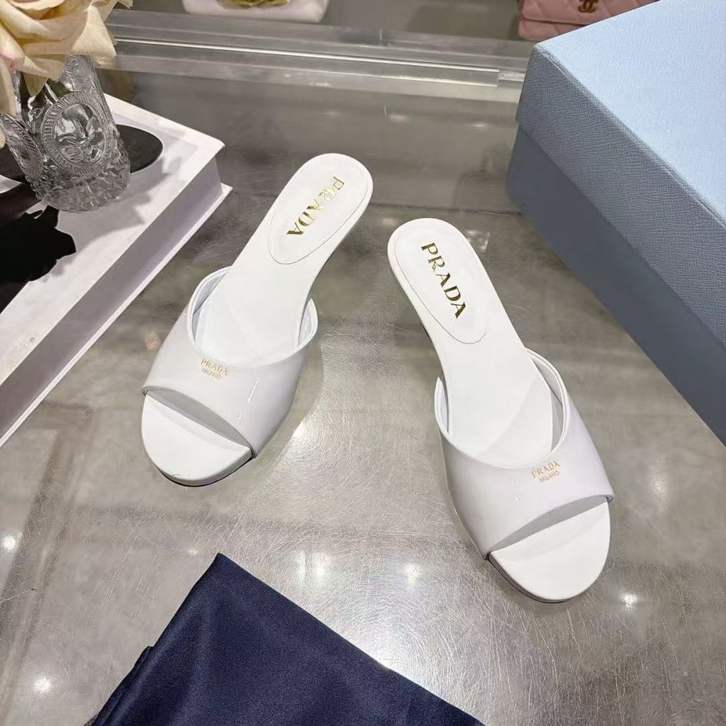 PRADA 26S SLIDE MULE SANDALS IN WHITE PATENT LEATHER WITH LOGO