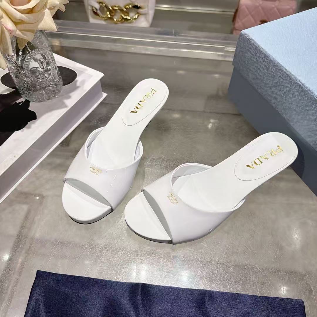 PRADA 26S SLIDE MULE SANDALS IN WHITE PATENT LEATHER WITH LOGO