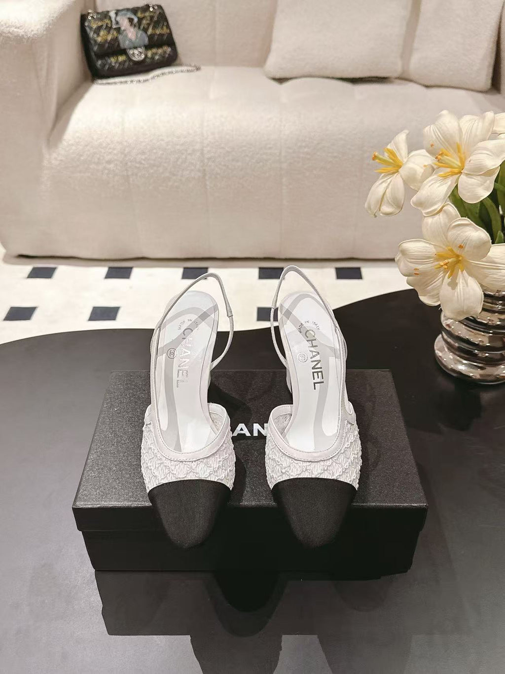 HIGH SLINGBACK 25S PUMP IN WHITE AND BLACK FARBIC