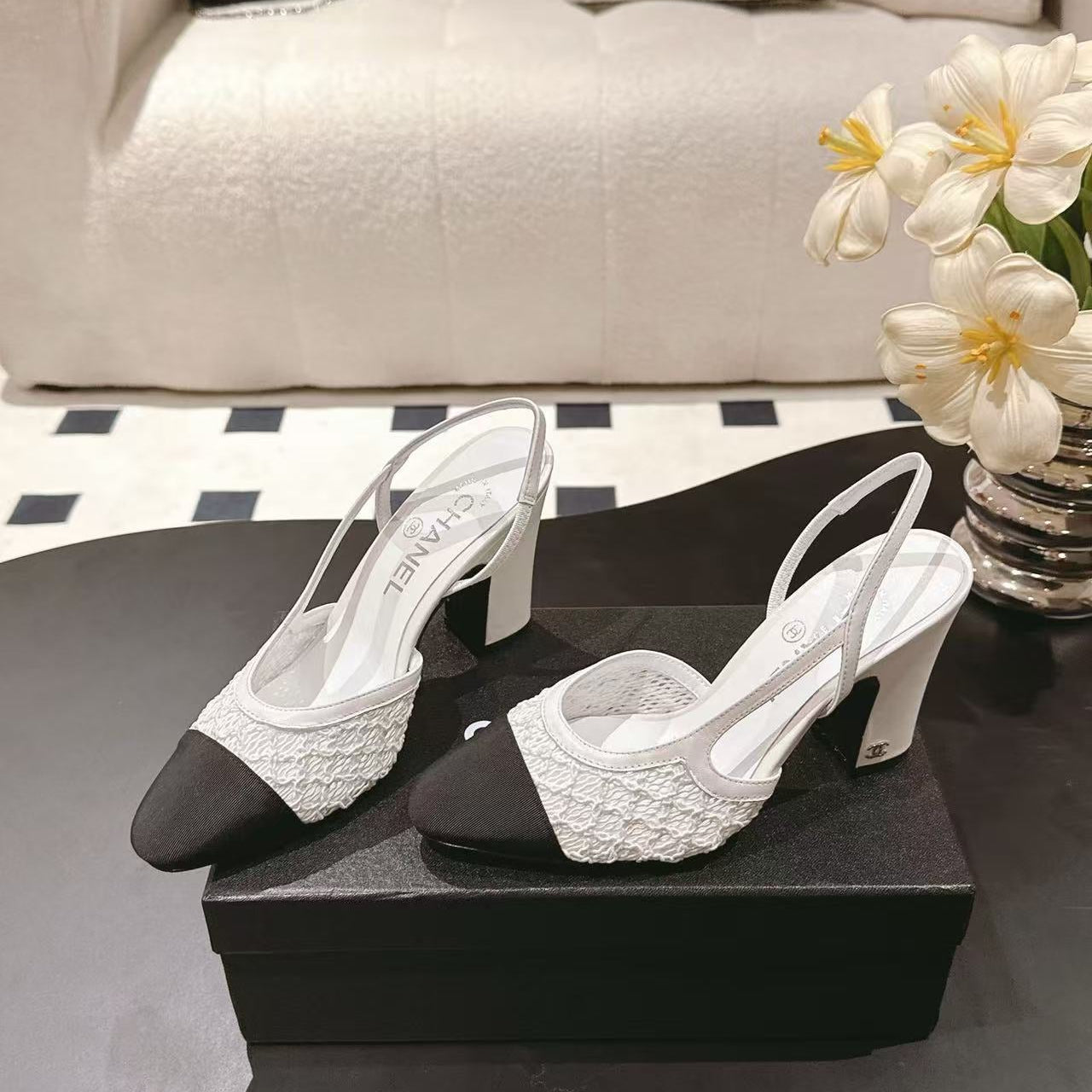 HIGH SLINGBACK 25S PUMP IN WHITE AND BLACK FARBIC