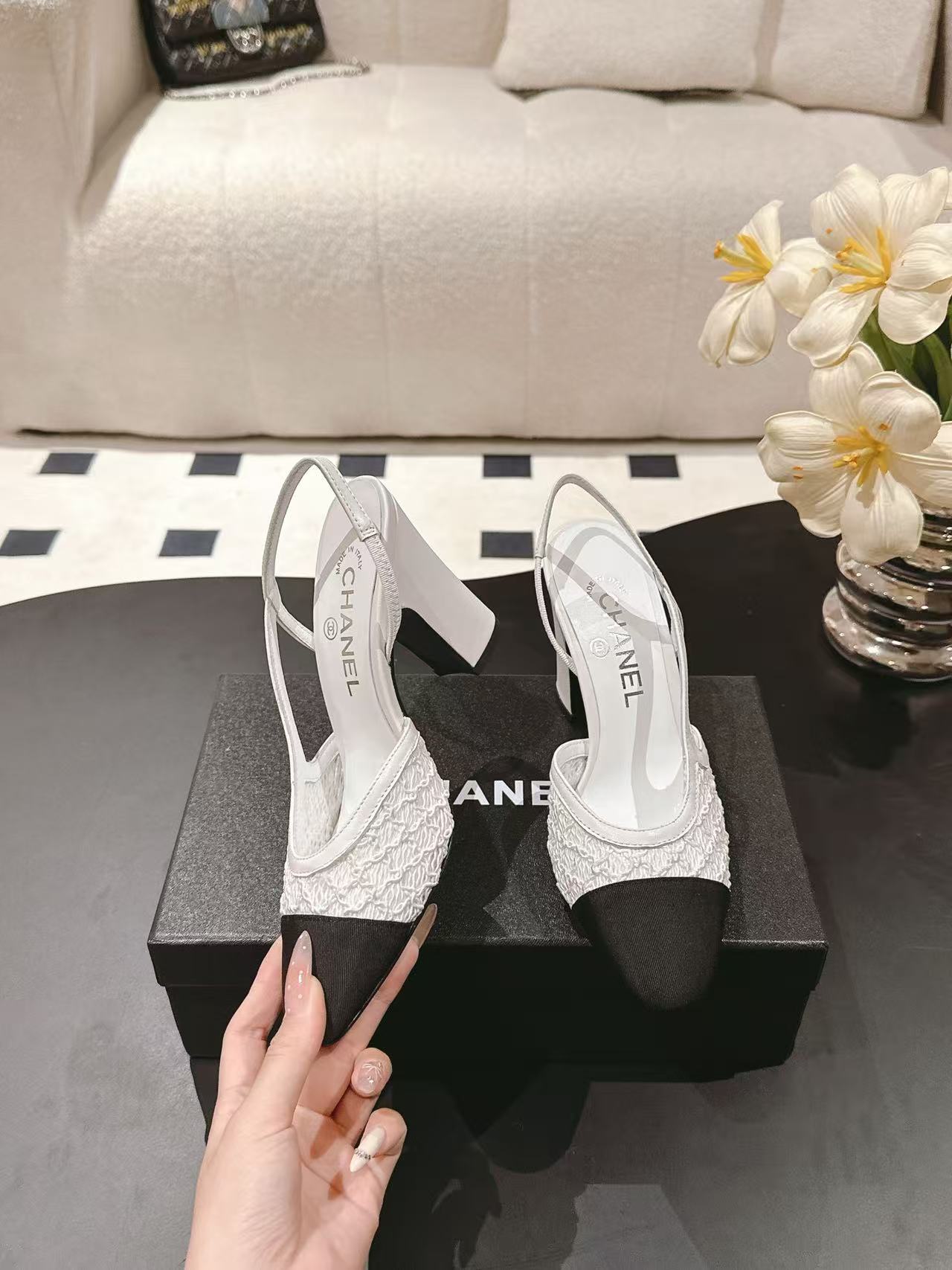 HIGH SLINGBACK 25S PUMP IN WHITE AND BLACK FARBIC