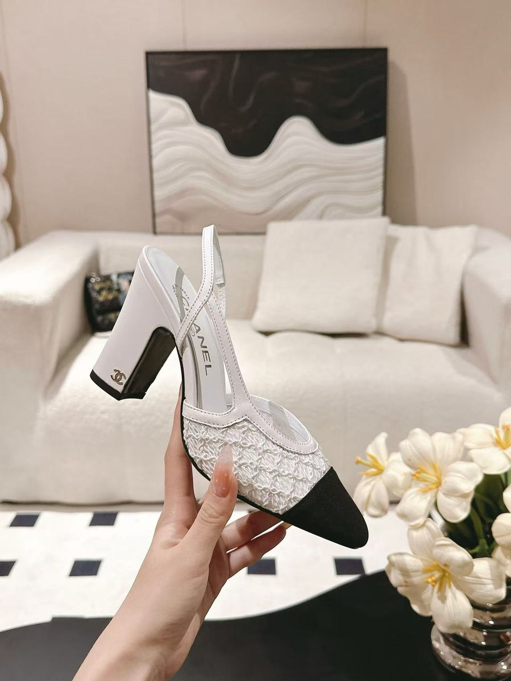 HIGH SLINGBACK 25S PUMP IN WHITE AND BLACK FARBIC