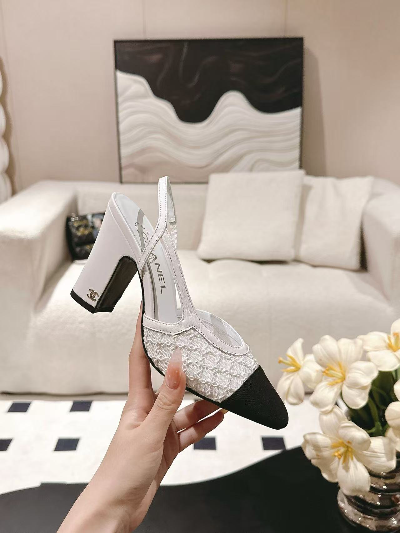 HIGH SLINGBACK 25S PUMP IN WHITE AND BLACK FARBIC