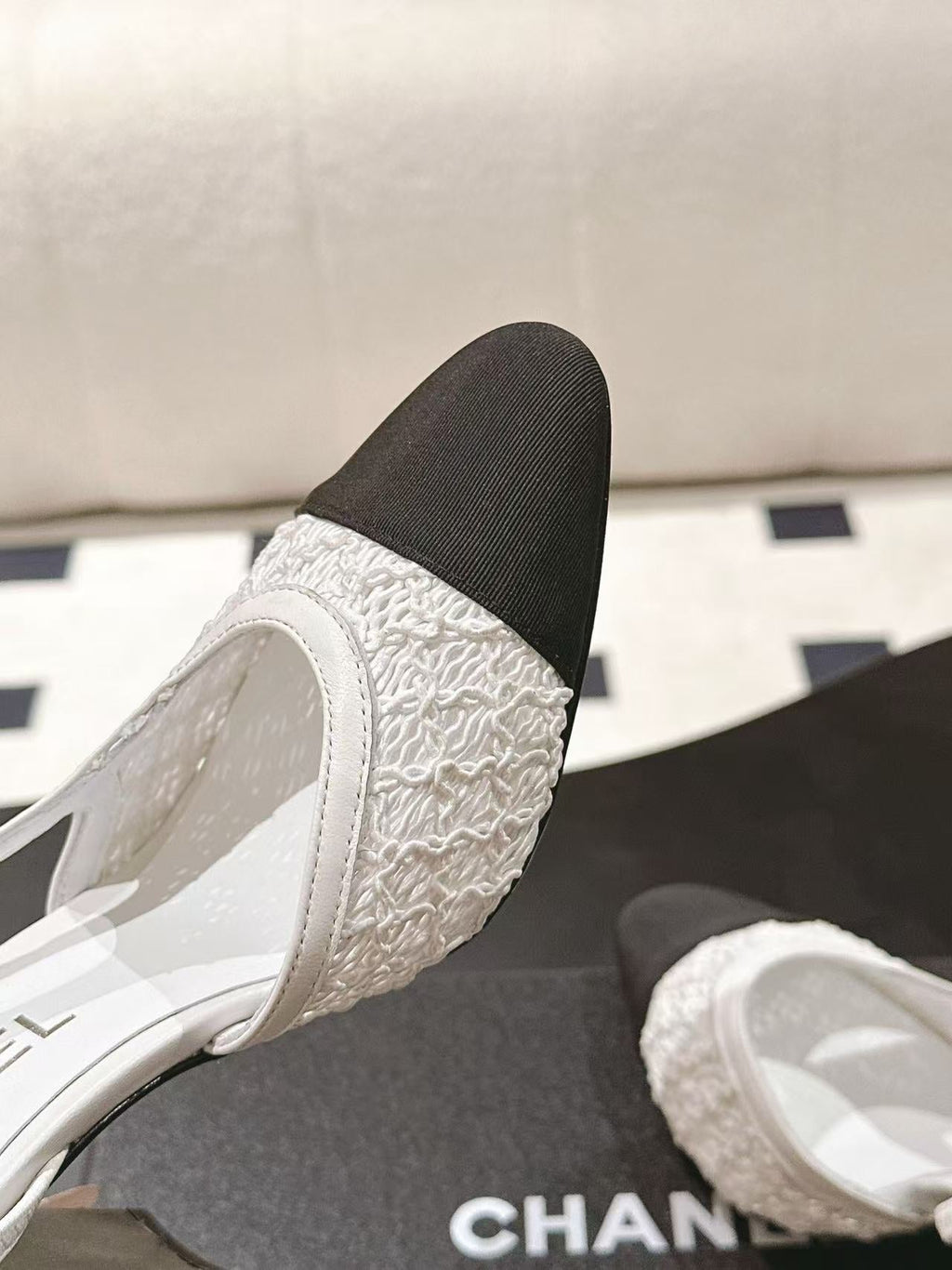 HIGH SLINGBACK 25S PUMP IN WHITE AND BLACK FARBIC