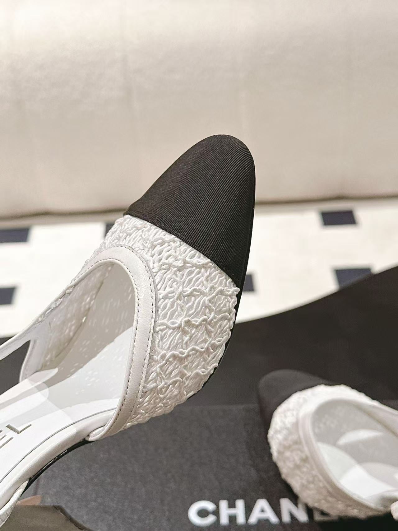 HIGH SLINGBACK 25S PUMP IN WHITE AND BLACK FARBIC
