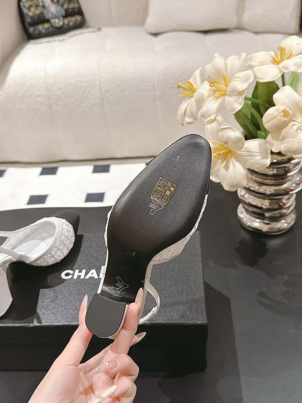 HIGH SLINGBACK 25S PUMP IN WHITE AND BLACK FARBIC