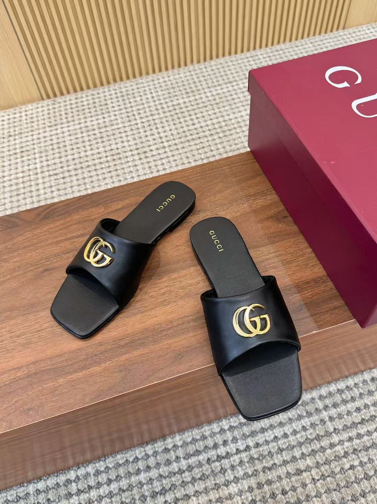 GUCCI 26S CLASSIC SLIDE SANDAL IN BLACK CALFSKIN