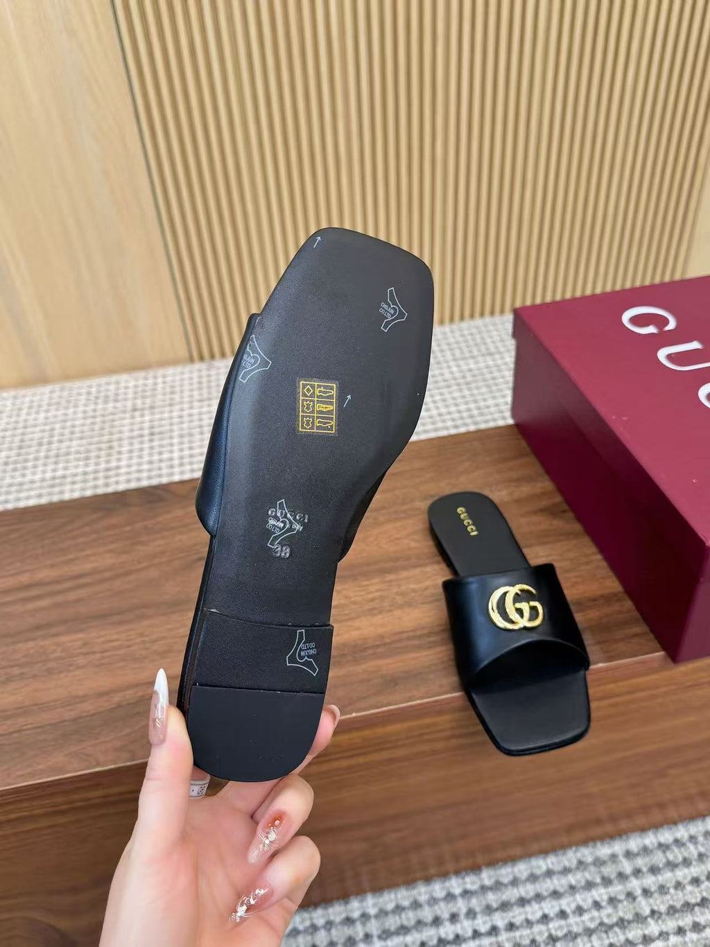 GUCCI 26S CLASSIC SLIDE SANDAL IN BLACK CALFSKIN