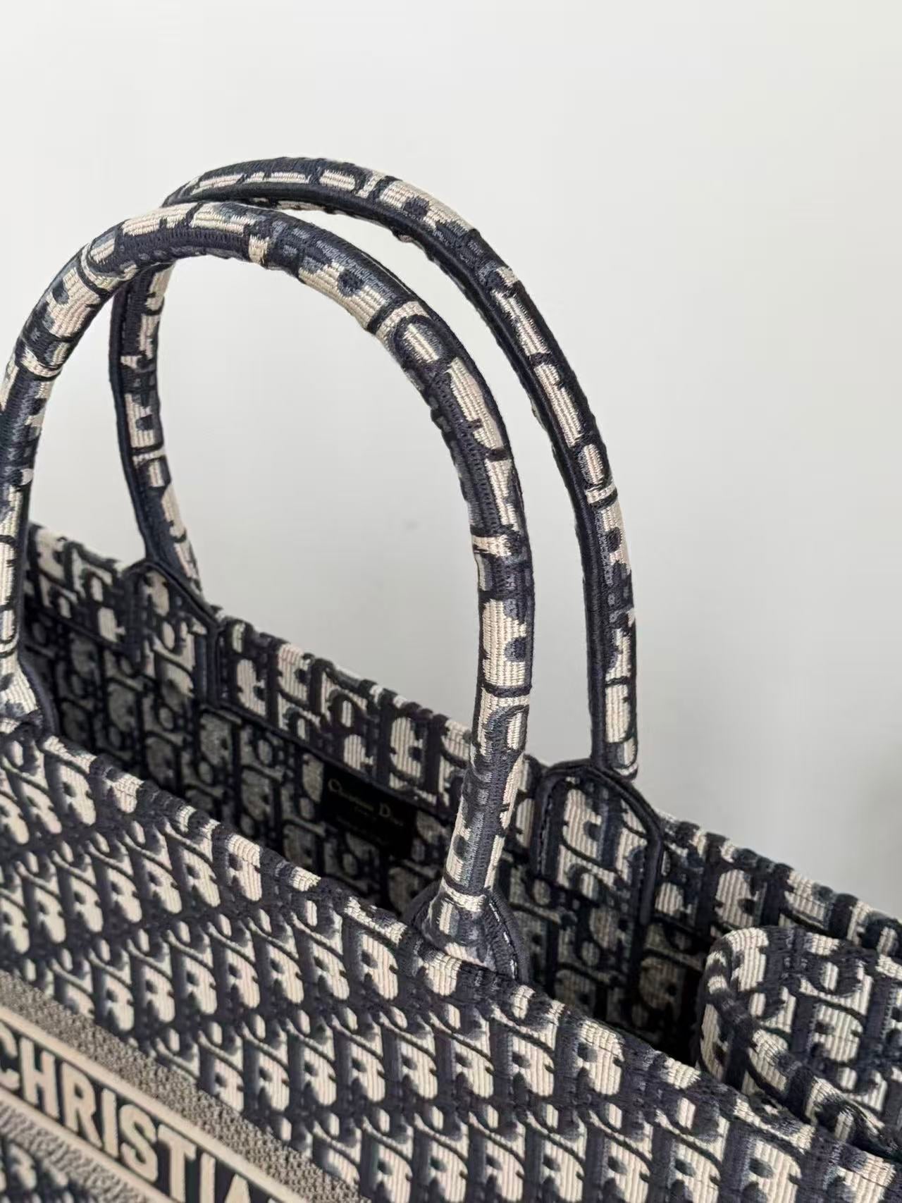 DIOR 26S LARGE BOOK TOTE 42 BLUE OBLIQUE EMBROIDERY