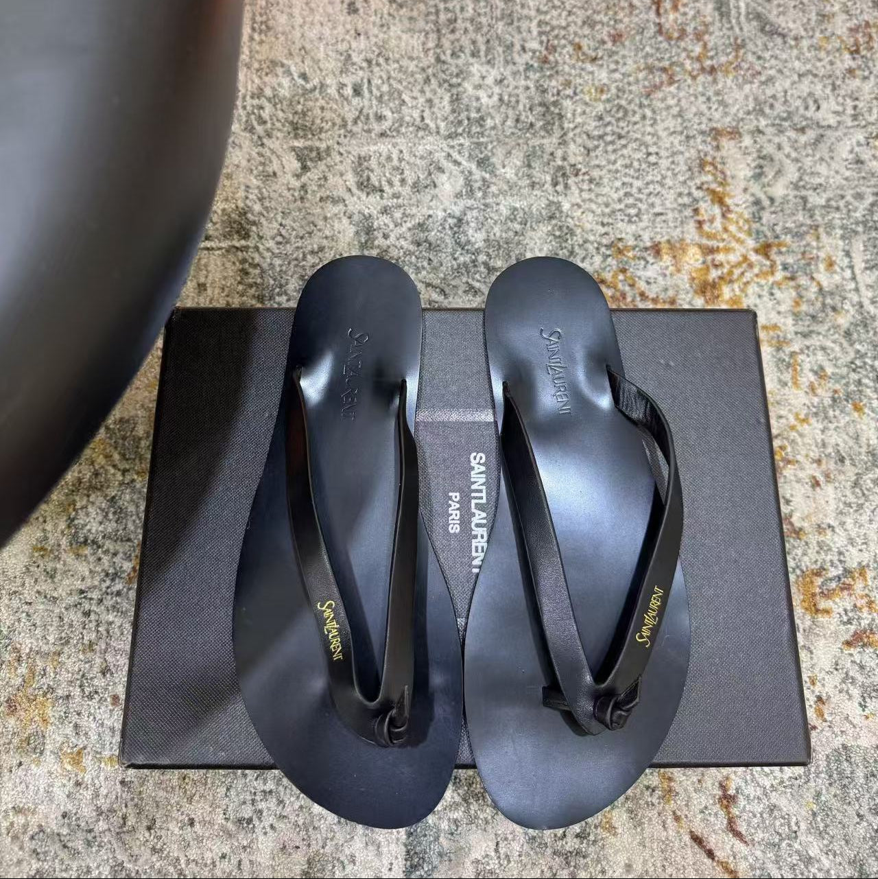 SAINT LAURENT 26S THONG SANDALS IN BLACK CALFSKIN 25626