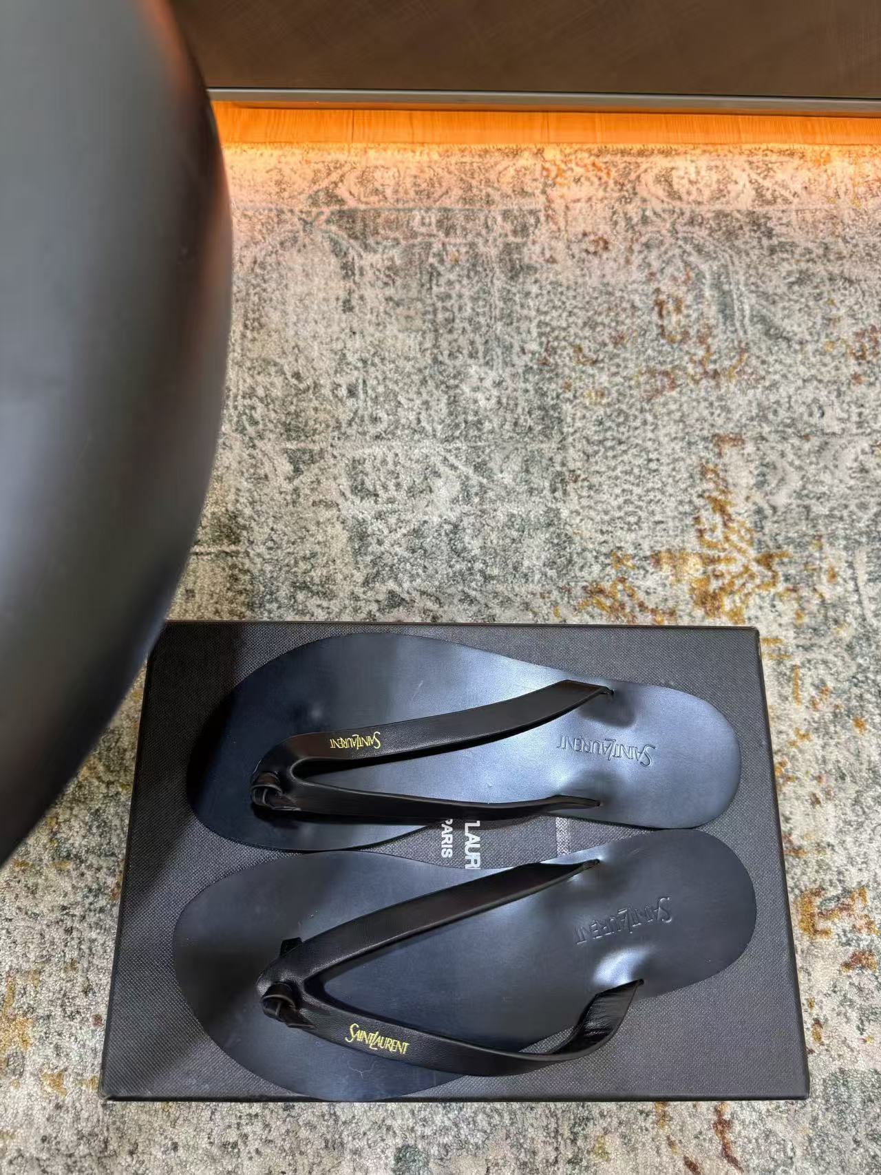 SAINT LAURENT 26S THONG SANDALS IN BLACK CALFSKIN 25626