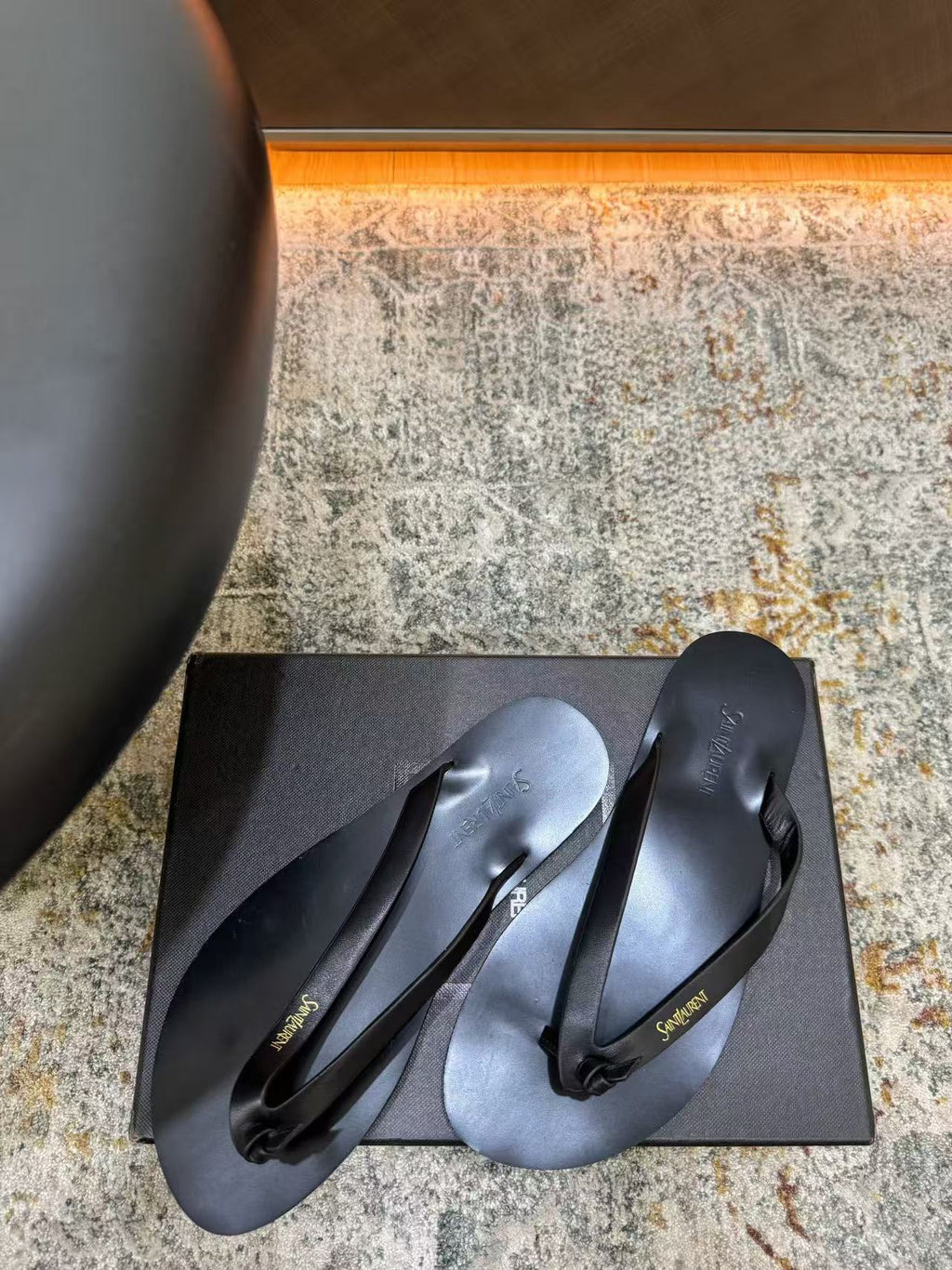 SAINT LAURENT 26S THONG SANDALS IN BLACK CALFSKIN 25626