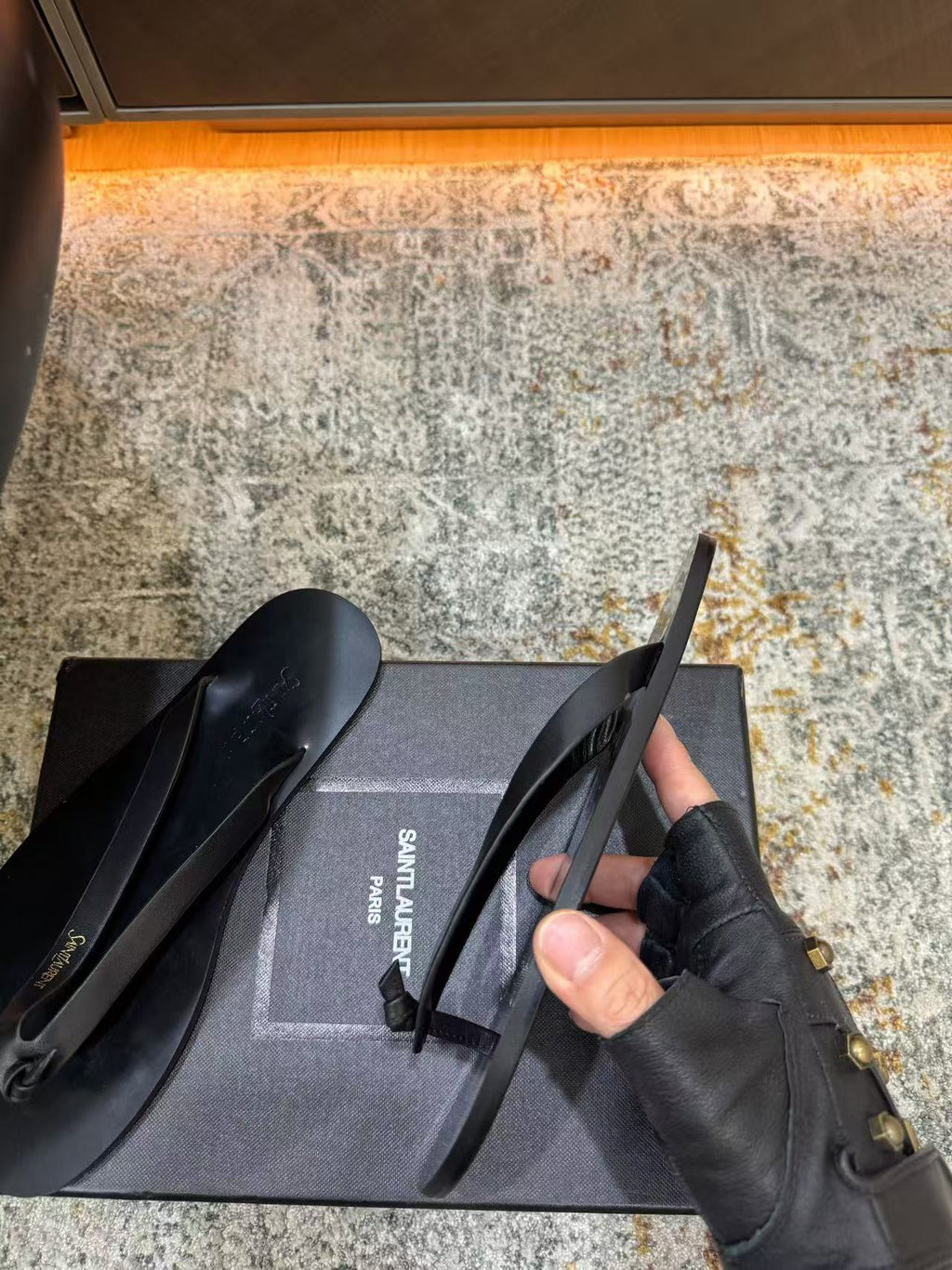 SAINT LAURENT 26S THONG SANDALS IN BLACK CALFSKIN 25626