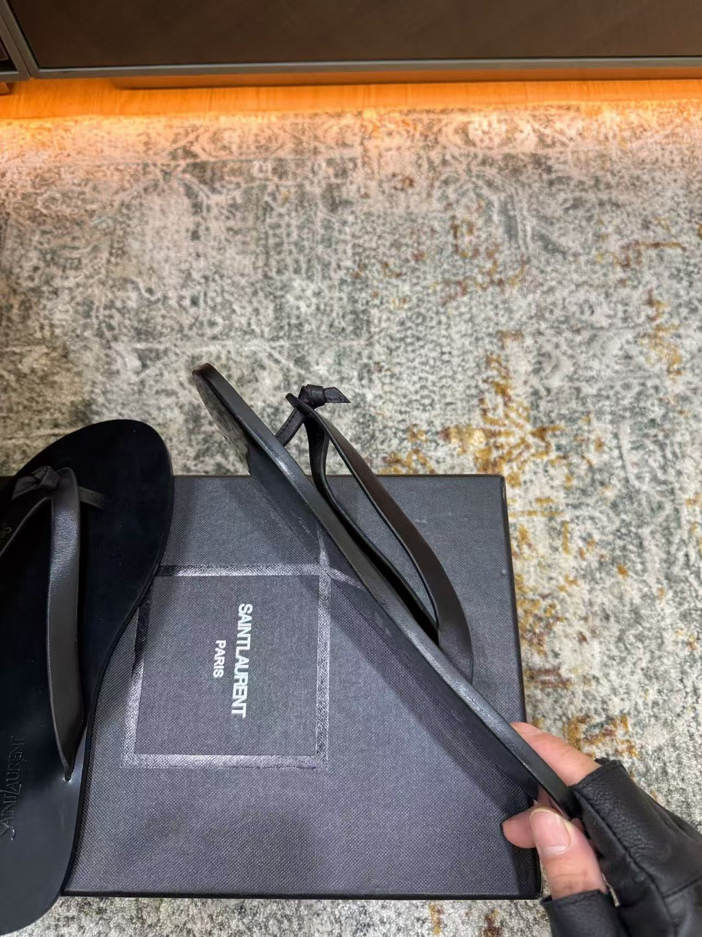 SAINT LAURENT 26S THONG SANDALS IN BLACK CALFSKIN 25626
