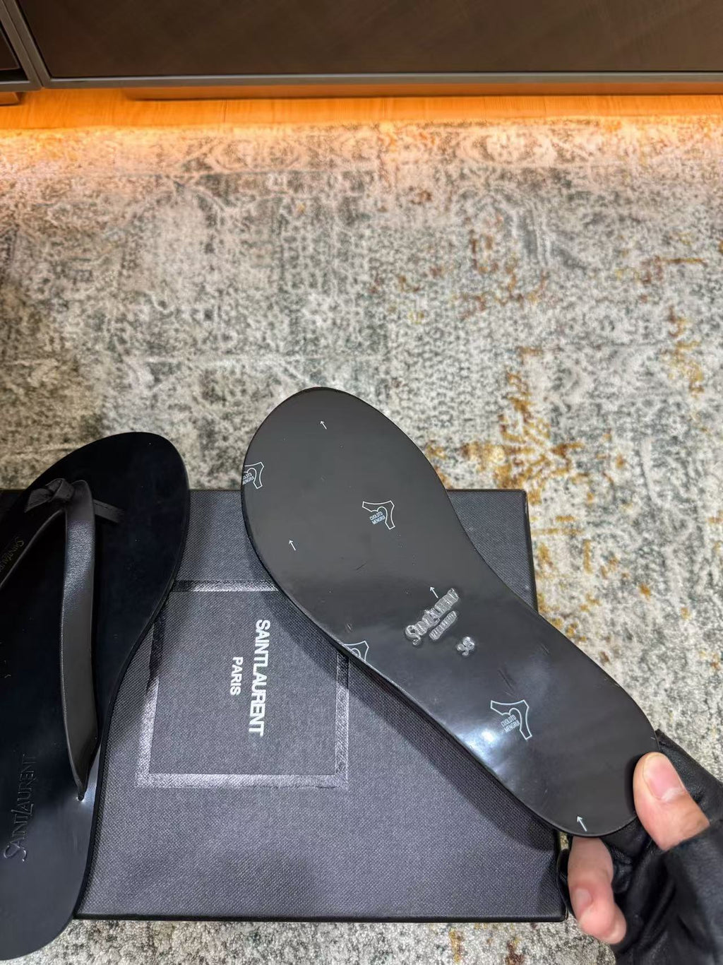 SAINT LAURENT 26S THONG SANDALS IN BLACK CALFSKIN 25626
