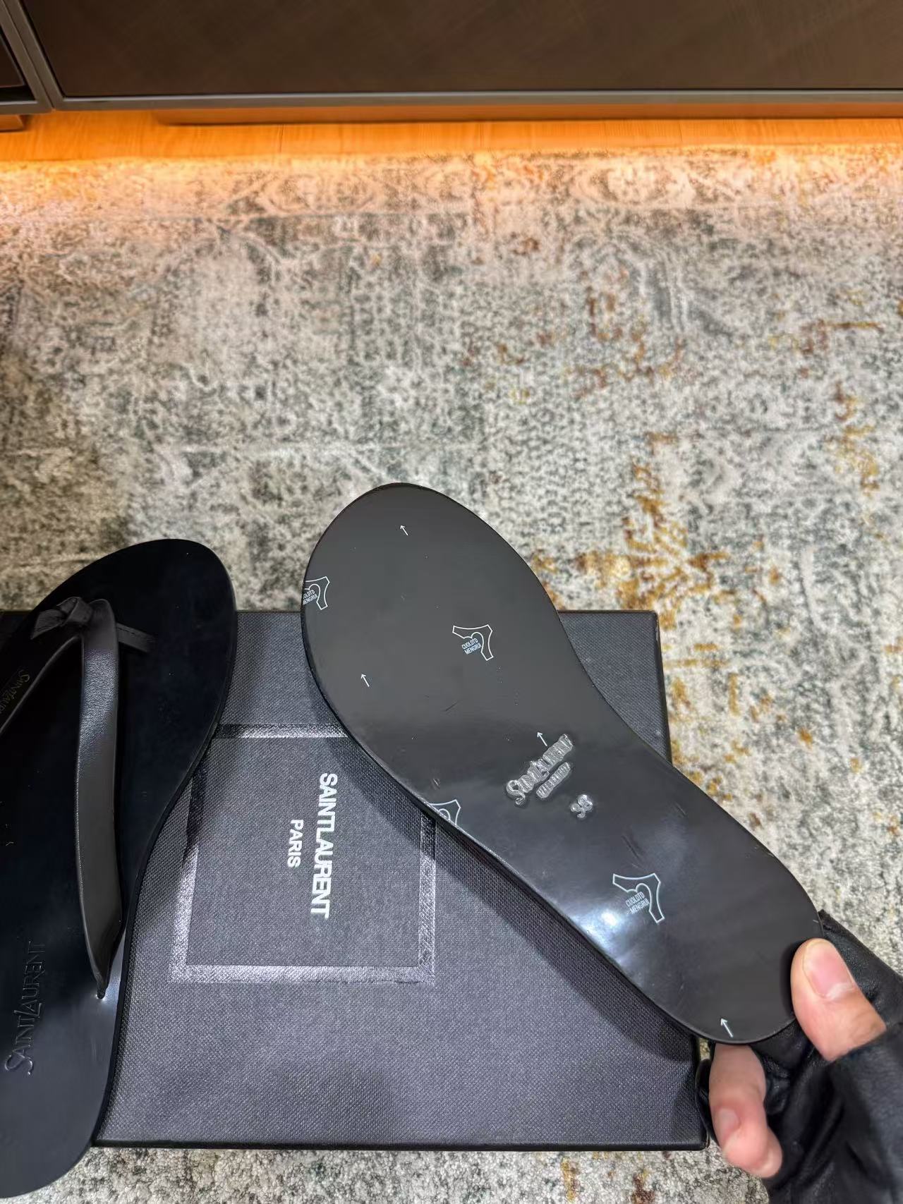 SAINT LAURENT 26S THONG SANDALS IN BLACK CALFSKIN 25626