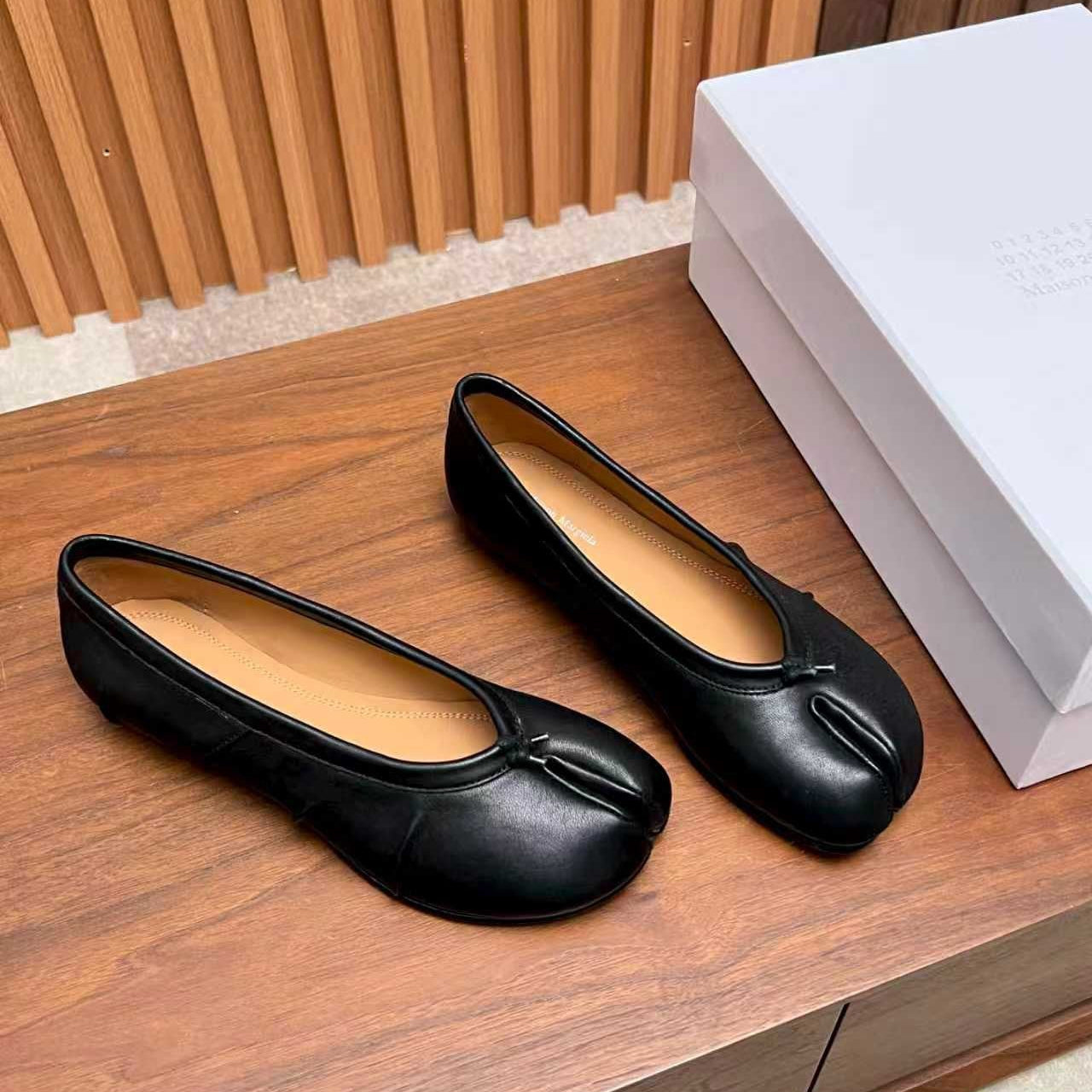 LOEWE 26S SPLIT-TOE BALLET FLATS IN BLACK CALFSKIN 25626