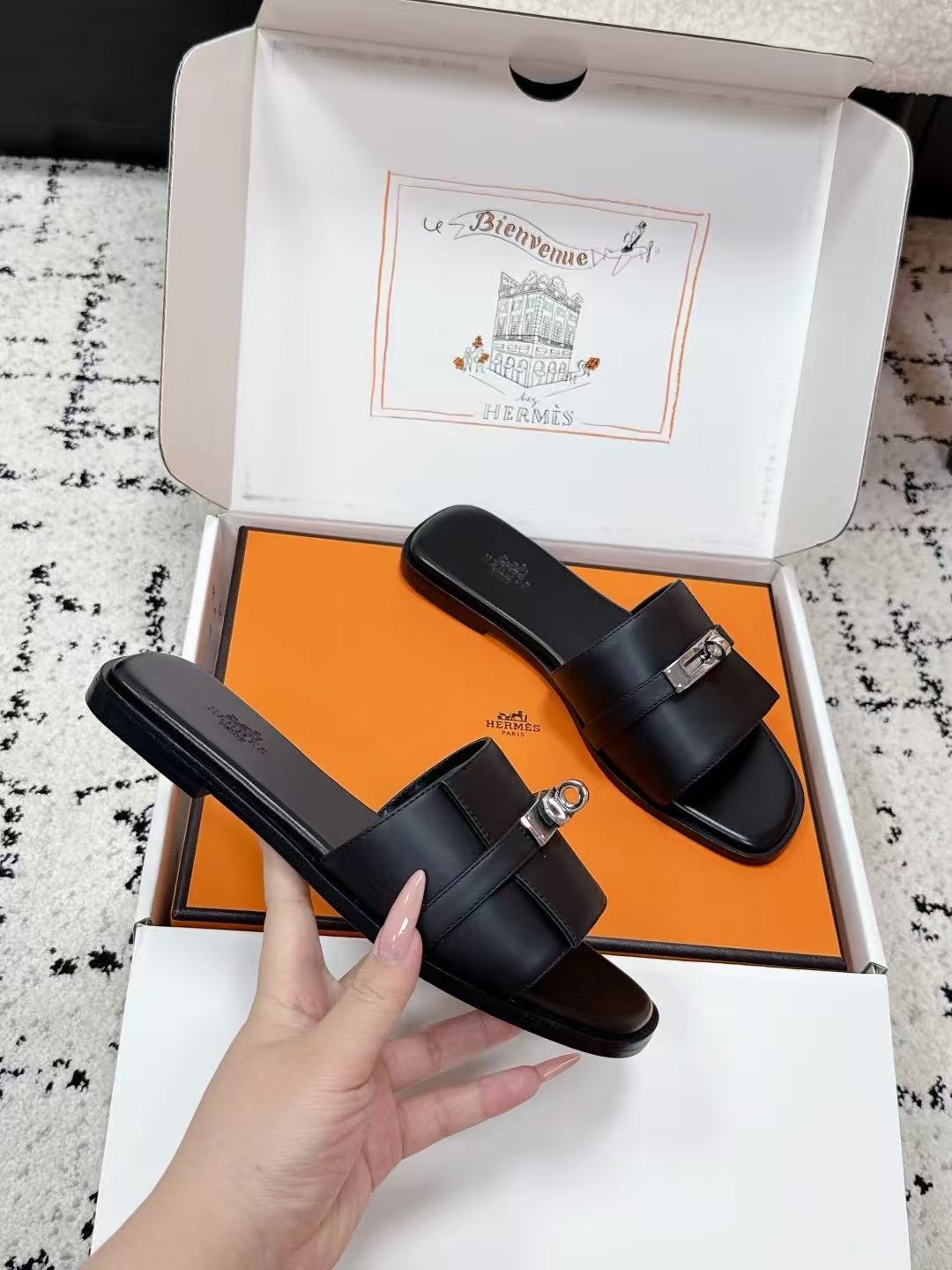 HM 26S GIULIA SANDAL IN BLACK CALFSKIN GOLD HARDWARE 27626