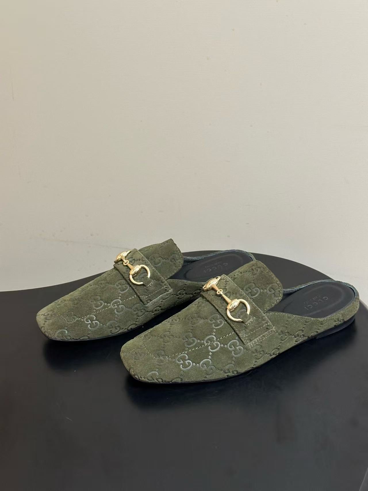 GUCCI 26S HORSEBIT MULE IN OLIVE GREEN SUEDE