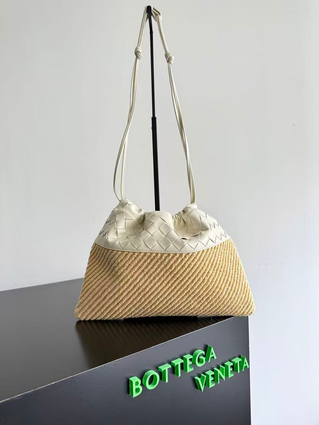BOTTEGA VENETA 26S SHOULDER BAG IN BEIGE WOVEN RAFFIA